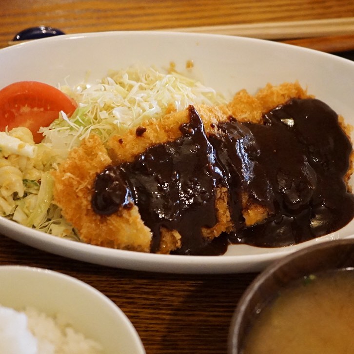 いや、今まで味噌カツはヒレカツだったんだけど、ロースカツだっていいんじゃない？と（笑）実にとんかつらしい出立ちがまたすこぶるおいしそうですよね〜と…今夜のメニューにも登場ですよ！と、ワタクシお先に賄いでいただきまーす！（笑）（お）