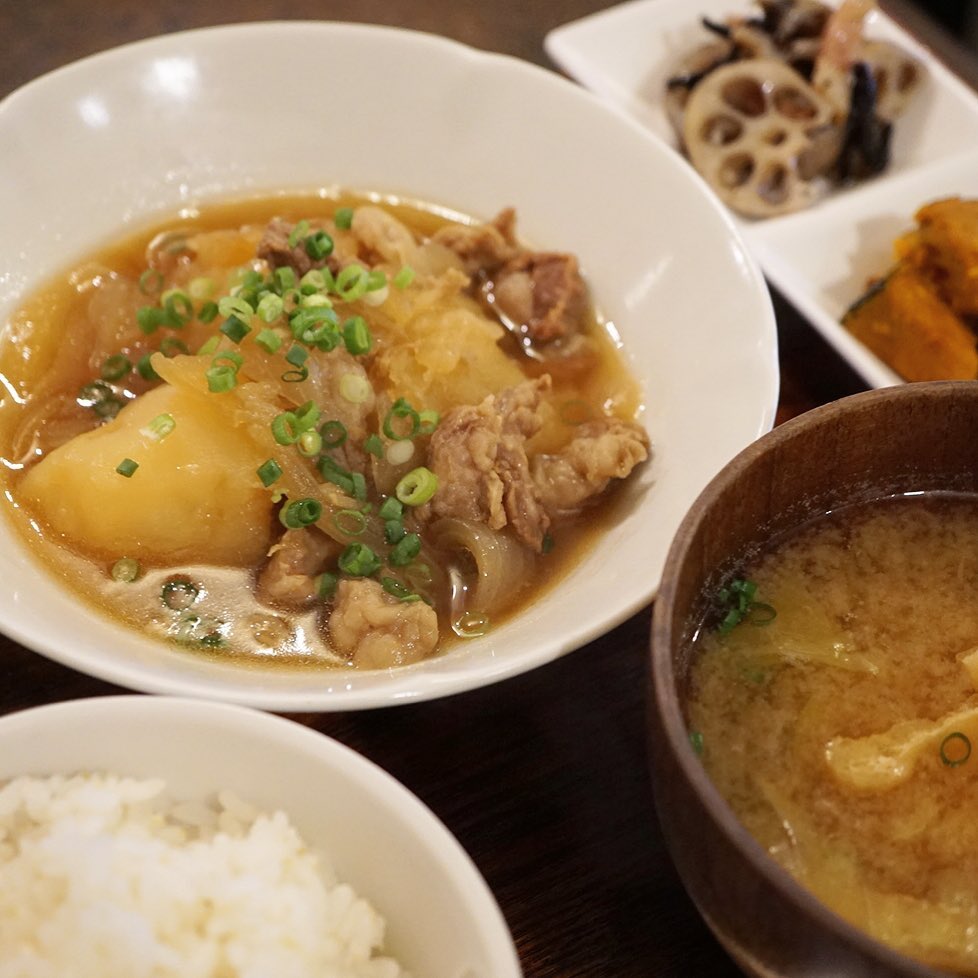 あー、しかし寒いね金曜お昼時…こんな日はあったか「牛すじとじゃがいもの煮もの御膳」がしっかり旨味もやさしいお味がうれしいねぇと、いや、お足元は悪いながらよろしければぜひ〜！（お）