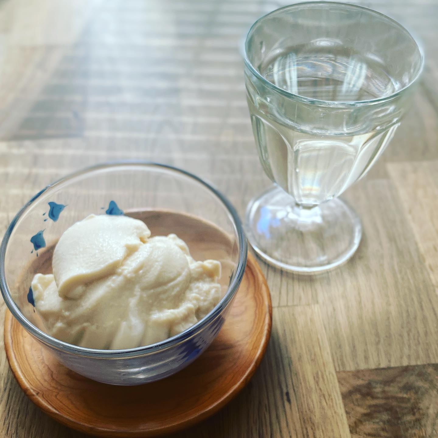 昨日の朝になってしまいましたが、澤乃井の朝詰めの酒、まだございます！　お酒は最初の口当たりはフルーティ、でもガッツリな飲みごたえのある食中酒です。今日までのご提供にしようとおもっております。
セットでご提供するお豆腐には、店長ミヤザキが作りました自家製柚子胡椒を添えていただきます。これがまた美味しいんだな。（麻）