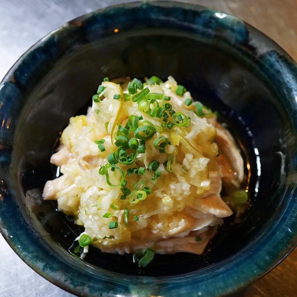 店長ミヤザキは好きなのに、全然オーダーされないぞ？シリーズ「蒸し鶏のすだちねぎ塩だれ」です。蒸し器で柔らかく酒蒸しにした鶏胸肉はそのまま鶏スープに浸して旨味を染み込ませて。ねぎとごま油ベースの塩だれにすだちのスライスを混ぜ込んで、爽やかなタレでいただきます。余ったらお家に持って帰ろうと思います。（麻）