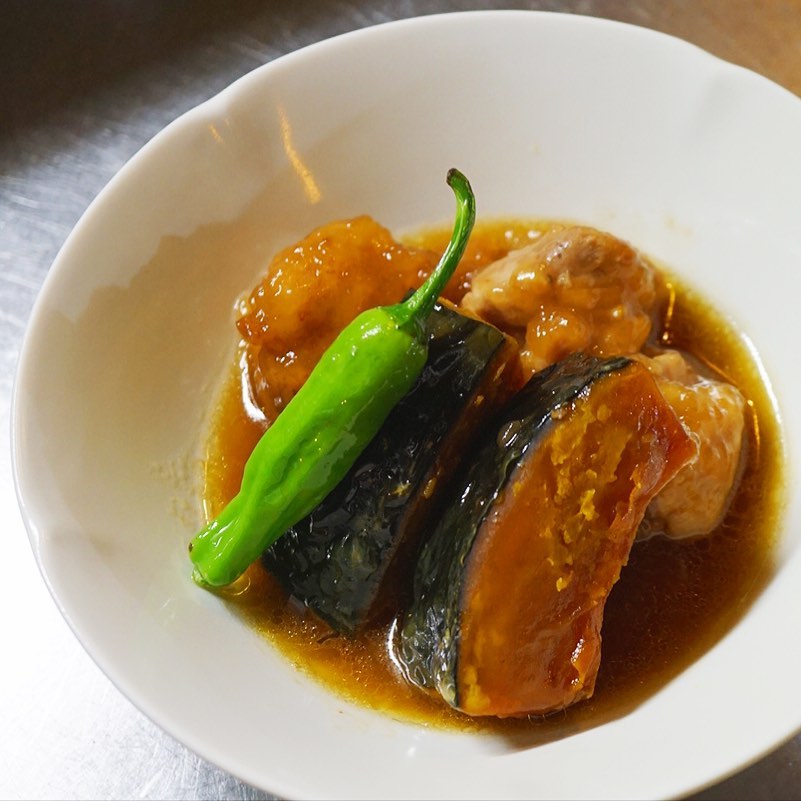 リトスタのほんのり過ぎるハロウィン「かぼちゃと鶏肉のから揚げ煮」です。一度揚げてほっくりとしたカボチャを、同じく一度揚げて煮込んだ鶏肉とあわせて甘辛煮にしましたよ。紹興酒とごま油を隠し味に、やや中華風の味付けです。しっかりボリュームもあるので、ごはんにお酒に満足度高しですよー（麻）