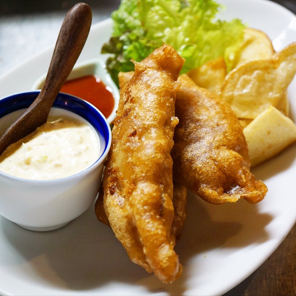 今週久しぶりに登場しておりますよ「特製！フィッシュ&チップス」！…っていや、実は先日定休日はワタクシドモオーナー夫婦はちらりと某クラフトビール系のお店でフィッシュ&チップスをたべたんですが…いや、やっぱりなんだかんだでセントラルキッチンの味ですよね？と、あぁ、うちのをたべたかったよワタクシも！なんて思ってもみたり（苦笑）（お）