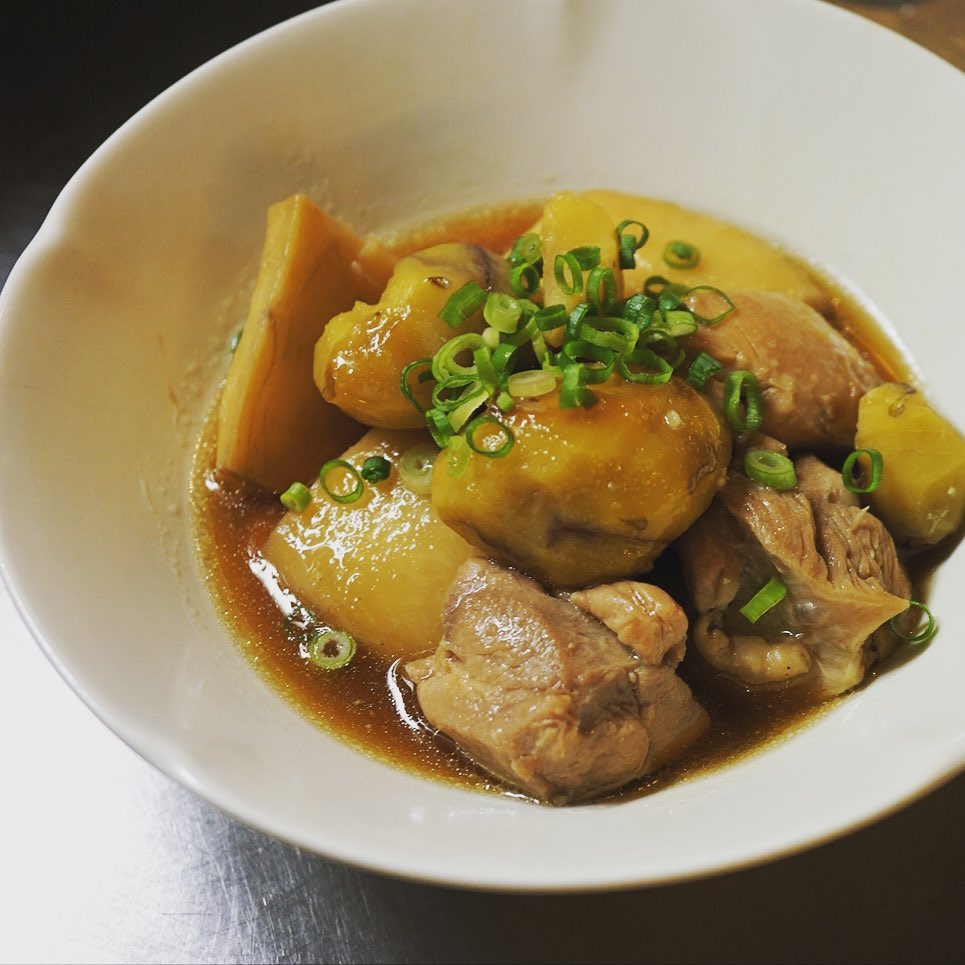 今週の栗メニューは「栗と里芋・鶏肉の煮物」です。埼玉産の大きな里芋はねっちりとしていて本当に美味しい。鶏肉と大きな栗を合わせて王道の甘辛味に煮つけています。お互いの風味が合わさると、独特の旨味が生まれますね。ワタシは日本酒、ひやおろしに合わせたい！（麻）