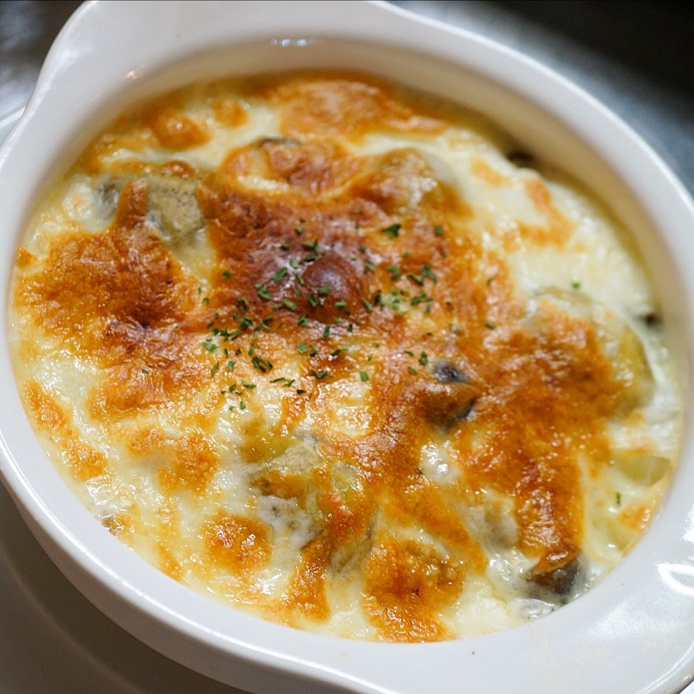 秋です！旬です！今週の栗メニューは「栗ときのこ、チキンのグラタン」！まろやかな旨味の手作りホワイトソースでこれぞまさに秋のグラタン！ヤケドしてもいいからあっつ熱をたべたいワタクシです（笑）（お）