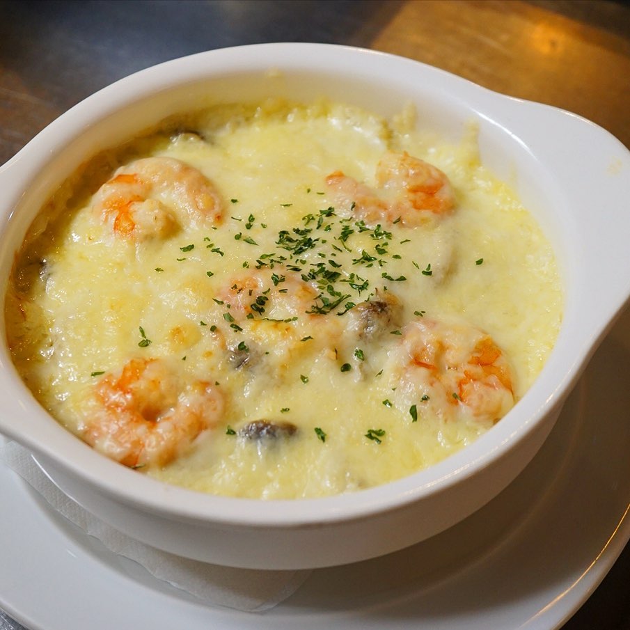 肌寒くなったらすぐにでも食べたい！店長ミヤザキ大好物のグラタン、今週は「エビときのこのマカロニグラタン」で、王道行かせていただいております！　熱々をハフハフと頬張れば、身体も心もあったまるというやつですよ！あー、食べたいなー。（麻）