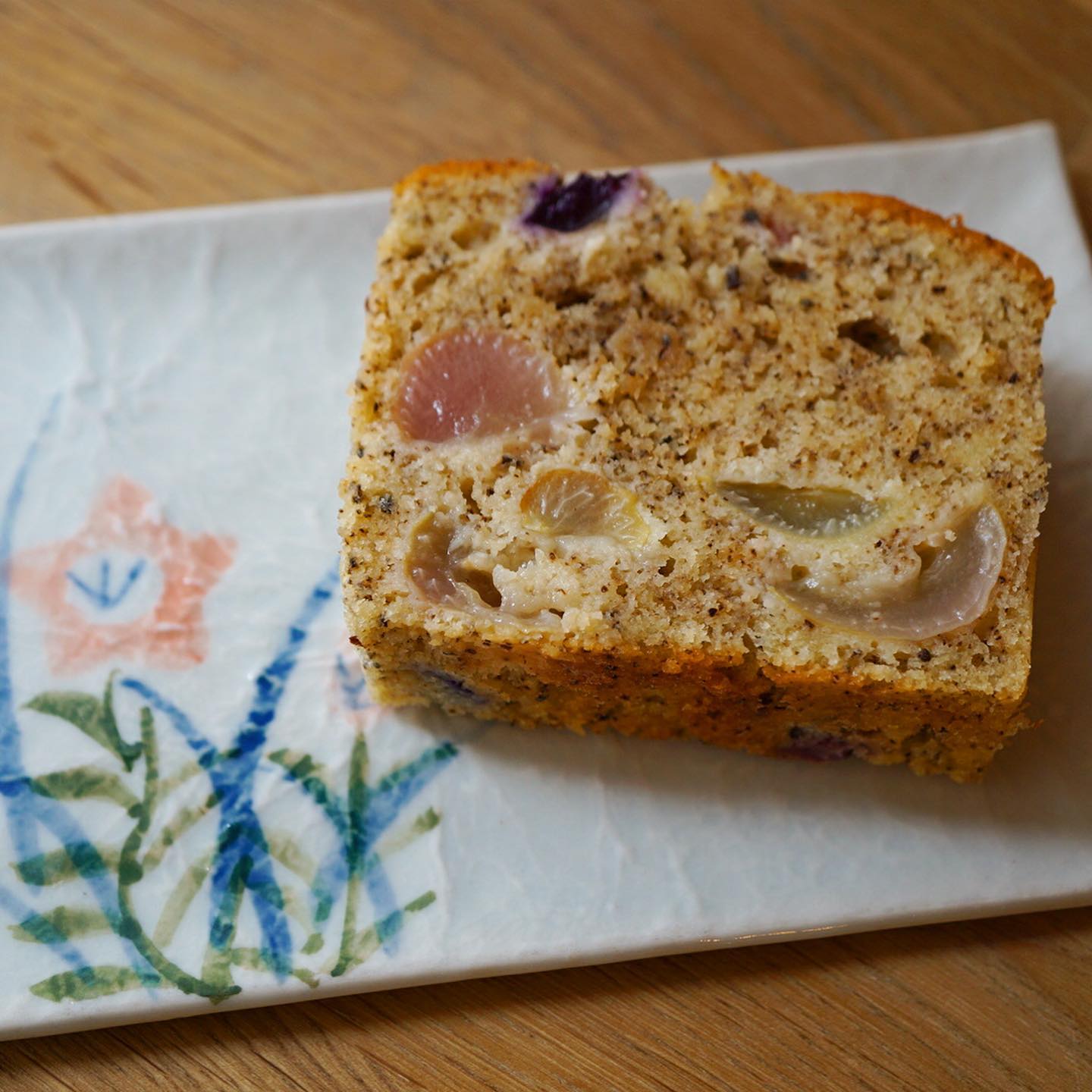 さて、今週はパウンドケーキと小さめのケーキが切り替わりましたよ！
まずパウンドケーキは「葡萄とダージリンのパウンドケーキ」です。巨峰と甲斐路のフレッシュな二色の葡萄に、お店で使っている上質なダージリンを合わせました。自然の甘酸っぱい葡萄とお茶の香りのハーモニーが秋らしいパウンドケーキです。
小さなケーキは「和梨のコンポートと黒糖のプラウニー」です。二十世紀梨を和風のコンポートにして、波照間島の黒糖で甘みをつけた甘さ控えめのプラウニーに焼き込みました。梨シリーズも色々楽しんでいただきたいです♪（麻）