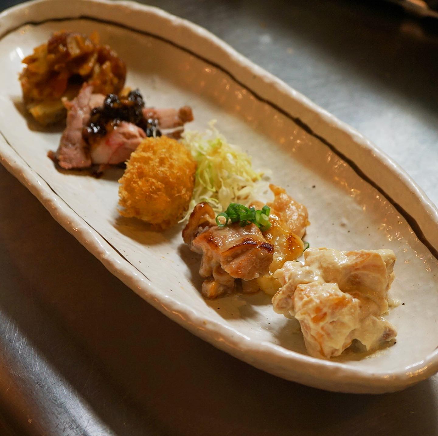 ようやくお披露目！　今年もボジョレちょこもりをご用意しましたよ。ご要望にお応えして、お持ち帰りも作ってみましたが、結構大変なのでお時間はいただきます！（すいません）左から、何気に毎年レギュラー！根菜カポナータ。ナッツバルサミコソースが決め手の、ローストポーク。ポルトガル料理風？！じゃがたらコロッケ。鶏肉の素敵な食べ方、鶏肉の塩麹漬け焼き。秋の白あえと言えば、柿とくるみの白あえ！　ボジョレを飲まなくてもご注文できますよー。