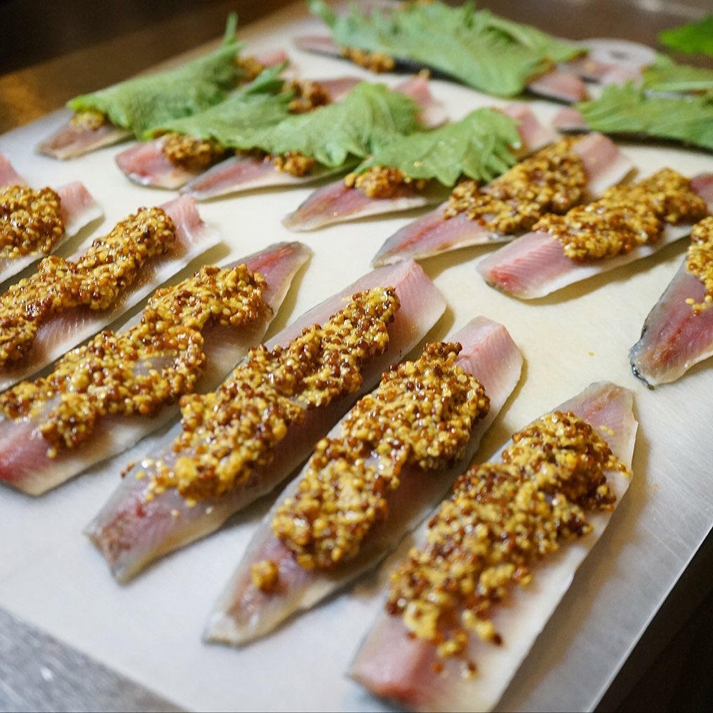 さてと今夜久しぶりに登場はワタクシも大好き！お魚フライは「いわしのマスタードフライ」！いや、市場から届いたぴかぴかいわしを三枚におろしたら、こんなにたっふりのつぶマスタードに大葉をのっけて…でもこのくらいでいわしのくさみ消しにはちょうどいいくらいよとパン粉をつけたらあつあつフライに！いや、もちろんビールのお供は第一候補ですとも！（笑）（お）