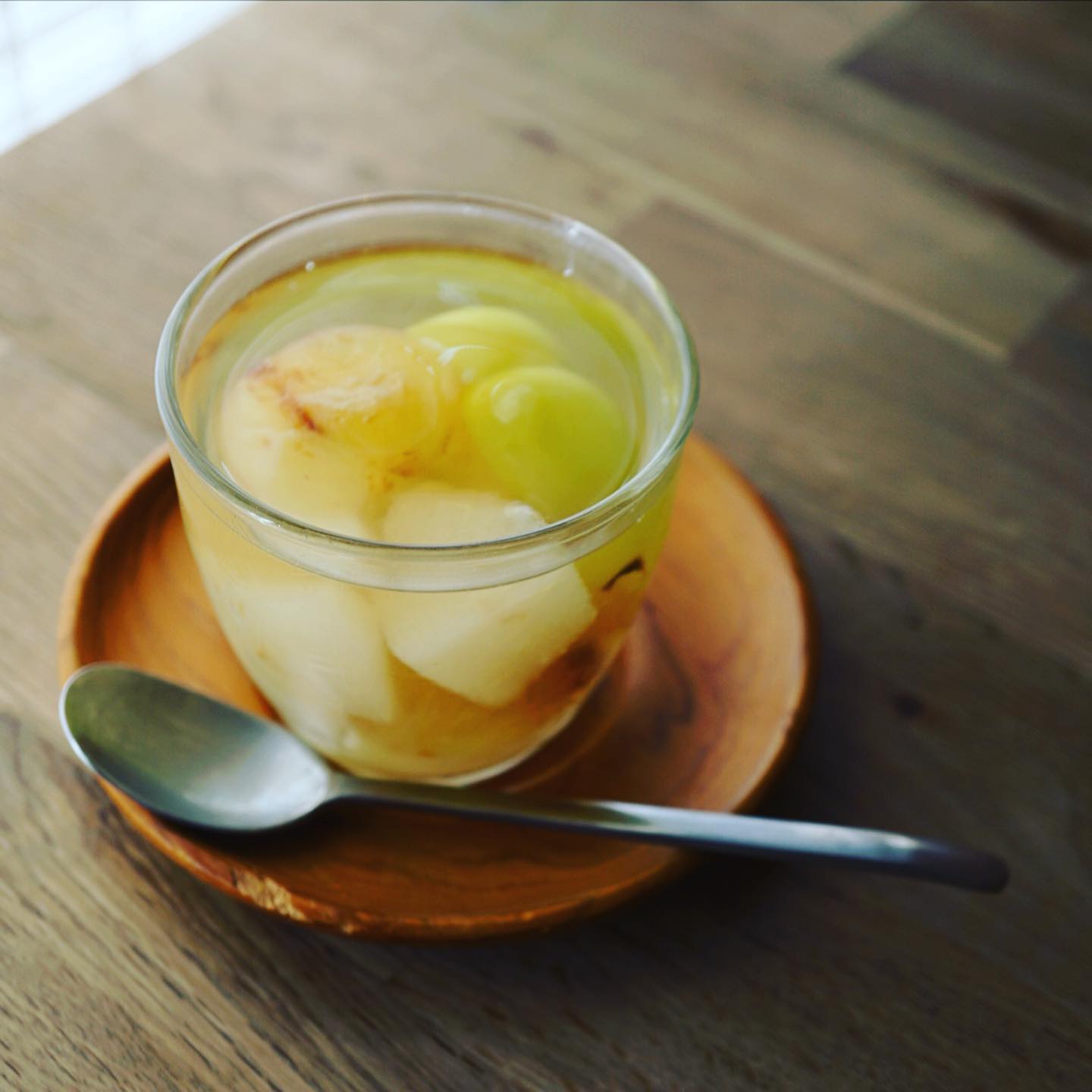 さて、11月が始まっております〜デザートもグッと秋を深めていきますよ！
まずは秋のフルーツポンチをイメージして作った「シャインマスカットとピオーネ、和梨のゼリー」。和梨は生姜とコンポートにして、フレッシュな葡萄たちと合わせました。果物たちの穏やかな甘さと甘酸っぱさと、白ワインベースの甘さ控えめゼリーが良い感じに合うんですよ！
パウンドケーキは「リンゴジャムとクルミ」となりました。紅玉で作った赤みを帯びたジャムは甘さ控えめ。たっぷりクルミと合わせたら、王道のおいしさです。　
さらには、新しょうがとハチミツのケーキ。高知・森田農園さんから直送の新生姜をハチミツ煮にしてたっぷり混ぜ込みました！底にはザラメをひいて、食感に変化をつけてます！和菓子みたいな雰囲気のケーキです。
今週もよろしくお願いしますー。あ、ゼリーは店内のみ、お持ち帰りはできませんのでご了承ください！