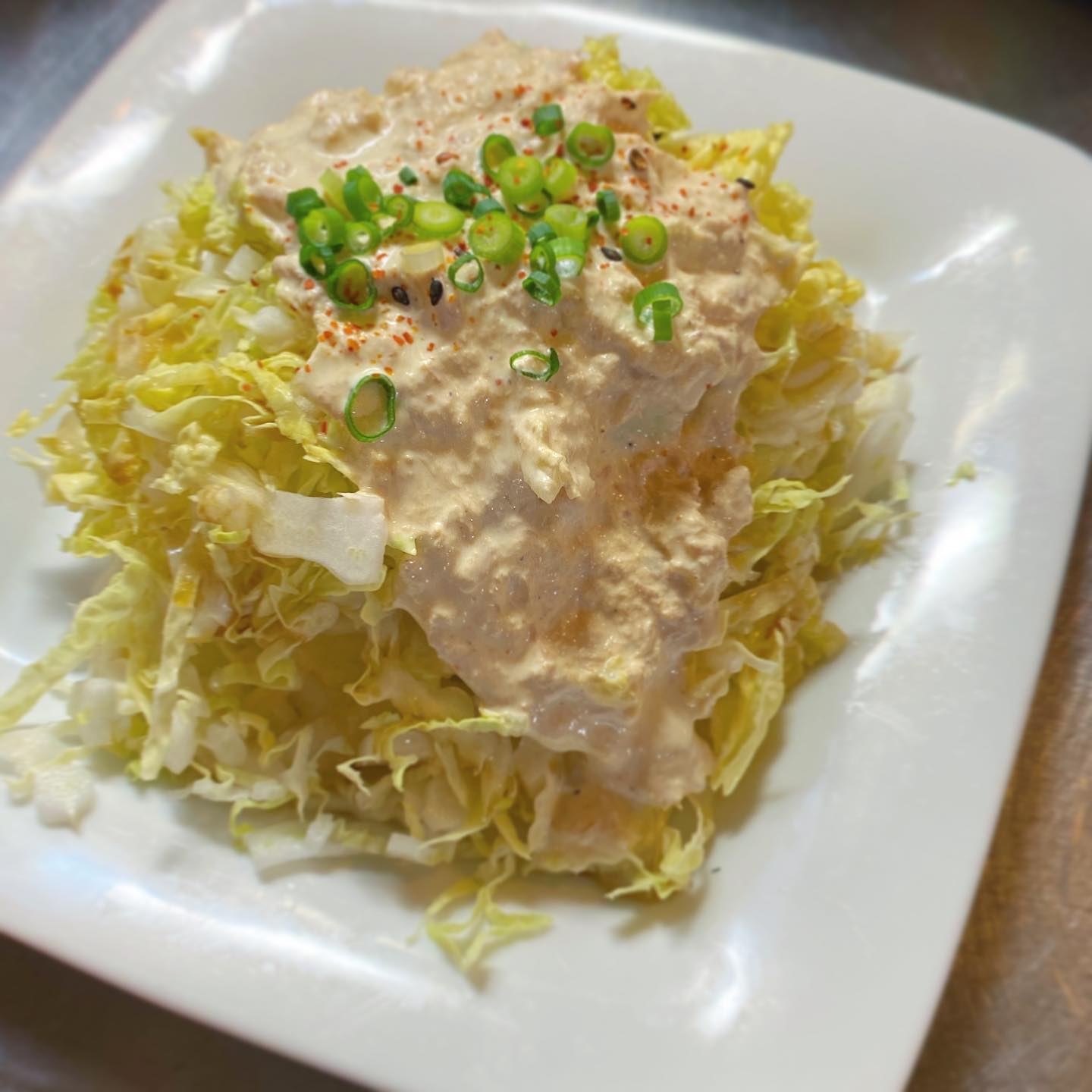 はい、今シーズン初の「白菜のシャキシャキサラダ」始まってますよー。当店オープン当時から地味に人気のメニューであります。ツナマヨベースのドレッシングは白ワインと七味唐辛子などを加えてスッキリ感とパンチを加えております。生で食べる白菜は、絶対に美味しい白菜を使わねばなりません！山盛りなのにペロリといけちゃう。このサラダを始めると、冬が来る気がするんですよね！（麻）