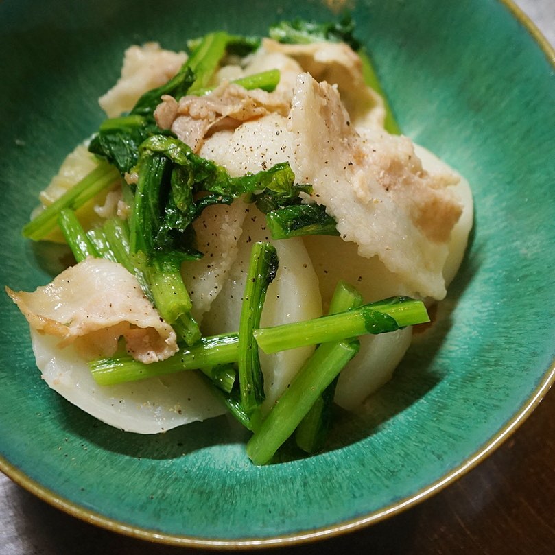 地味なメニューではあるけれど、季節を問わず定番的にお出ししているのが「かぶと豚バラ肉の蒸し煮」…ファンの多いメニューでもありますねと、いやとにかくかぶのおいしさが主役です！と、豚バラ肉をお供にシンプルな蒸し煮は仕上げにほんのり黒胡椒が実にイイネ〜！（お）