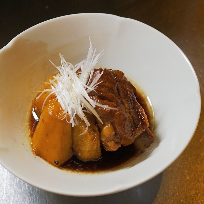 地味メシ大好き〜！　というわけで、茶色いは美味しいの代表格、揚げ里芋とスペアリブの黒酢煮、できてますよ！　国産スペアリブに砂糖と醤油を煮からめてからコトコト煮込んで柔らかく。揚げた里芋を投入してさらにコトコト、美味しくなってます。ウメさんも今日は買って帰るそうですよ！（麻）