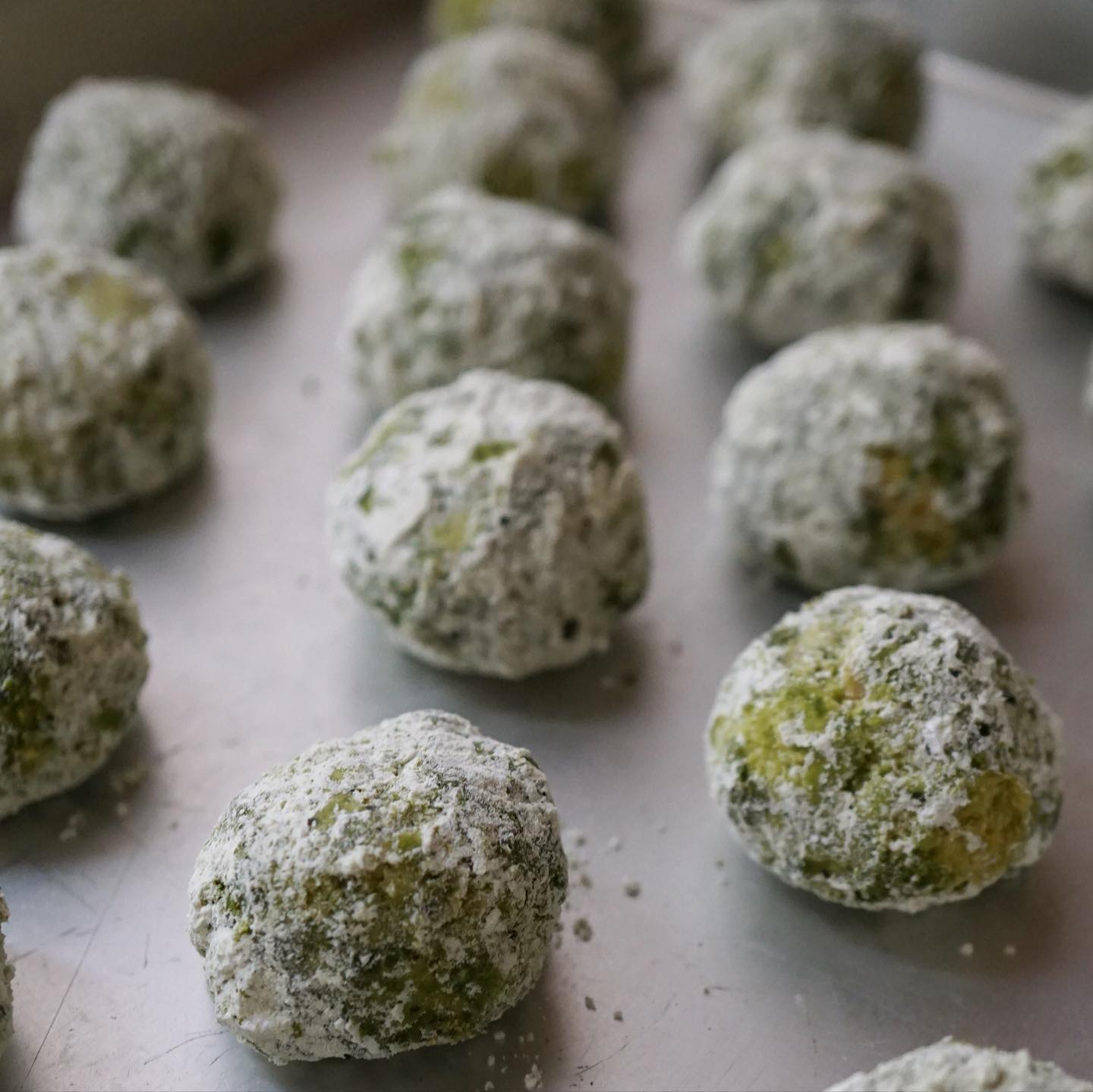 今週のデザート、久々に「抹茶のキッフェルン」焼きましたよ〜。サクサクホロリとした食感が楽しい焼き菓子です。抹茶もビシッと入ってます。キャロットケーキが人気がありすぎるのでもう一度焼きましたよ、お早めに！そして王道のベイクドチーズケーキは、ある時に食べておかなきゃいけないやつです、はい。パウンドケーキはコーヒーとクルミ、これも好評により継続しておりますがそろそろ切り替える予定なので、まだの方はぜひぜひ！そんな感じで今週もよろしくお願いします〜（麻）