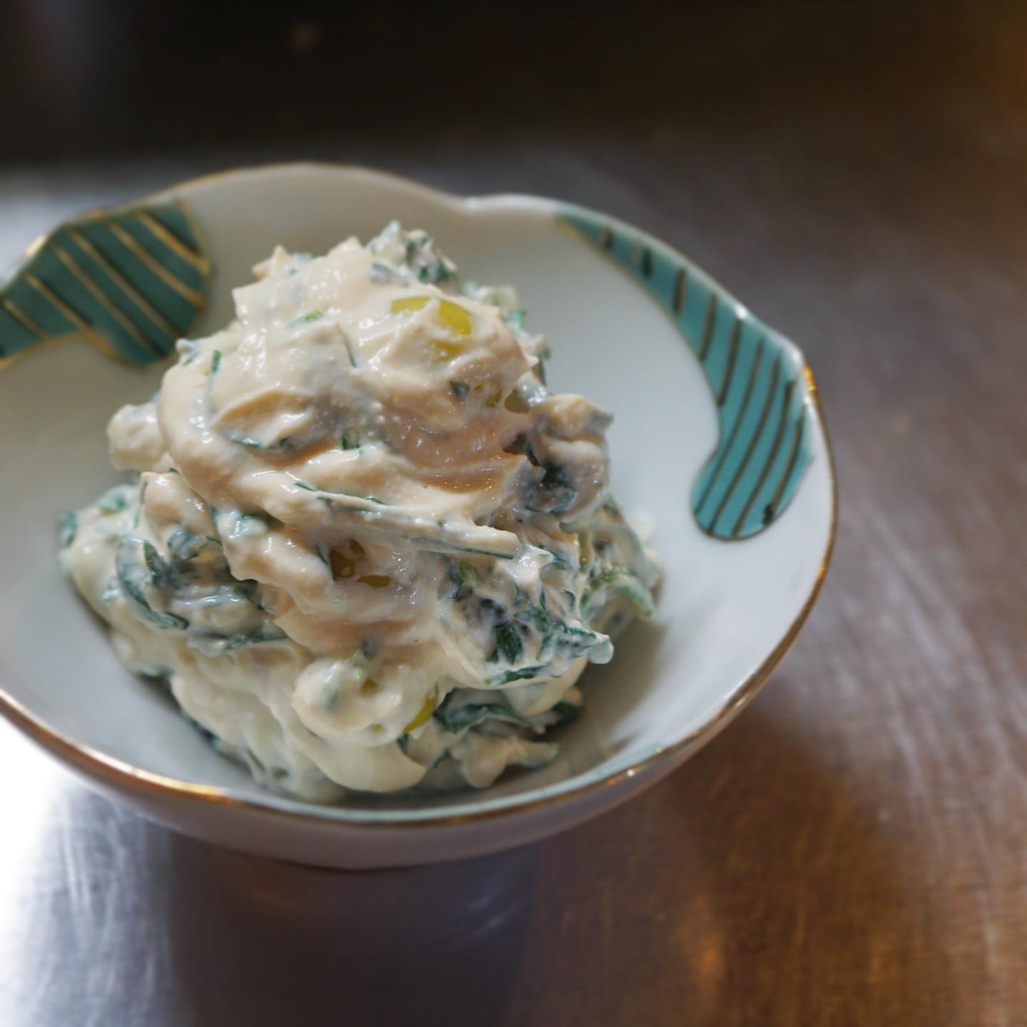 白あえの具が渋好みに変わりましたよー！　銀杏と春菊の白あえ！　店長ミヤザキは銀杏好きなんですけど、なかなか料理のメインにはなりにくいですね。白あえでも春菊と合わせて、いぶし銀の魅力を放ってもらっております。これでちょいと日本酒いきたいな。（麻）