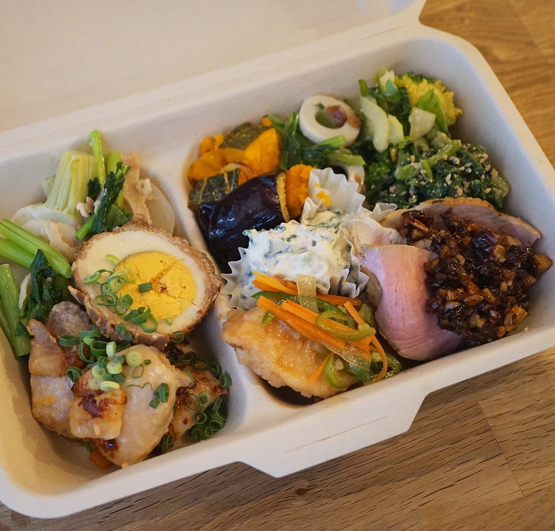 スタッフのウメさんは11月22日いい夫婦の日が結婚記念日。で、お祝いのための「ごちそうちょこもり」オーダーいただきました！取り合い喧嘩しないためにそれぞれ別盛りで、ということで一人ひとつずつ豪華に詰め込みました！彩り、味わい、栄養バランスなど考えつつ盛り付ける楽しさよ。
日曜日にサッカー観ながら、ごちそうちょこもりを食べたい！というお客様〜！お早めにオーダーいただかないとキックオフに間に合いませんので、ご注意くださいねー！（麻）