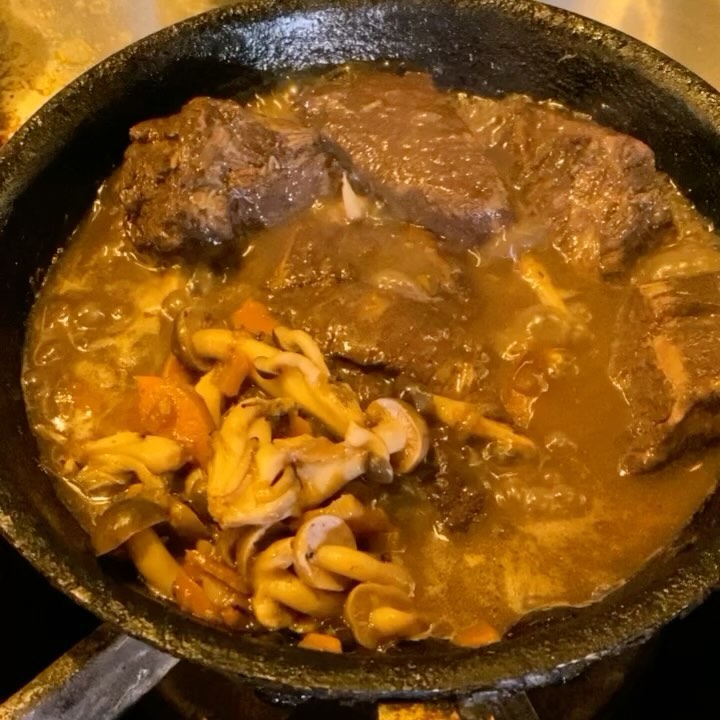 2022年クリスマスディナー初日はメインの牛肉お肉がじゅうじゅう煮えているだけの動画ですっ！（…ってもう午前2時だよ明日のためにそろそろ帰ろう…苦笑）（お）