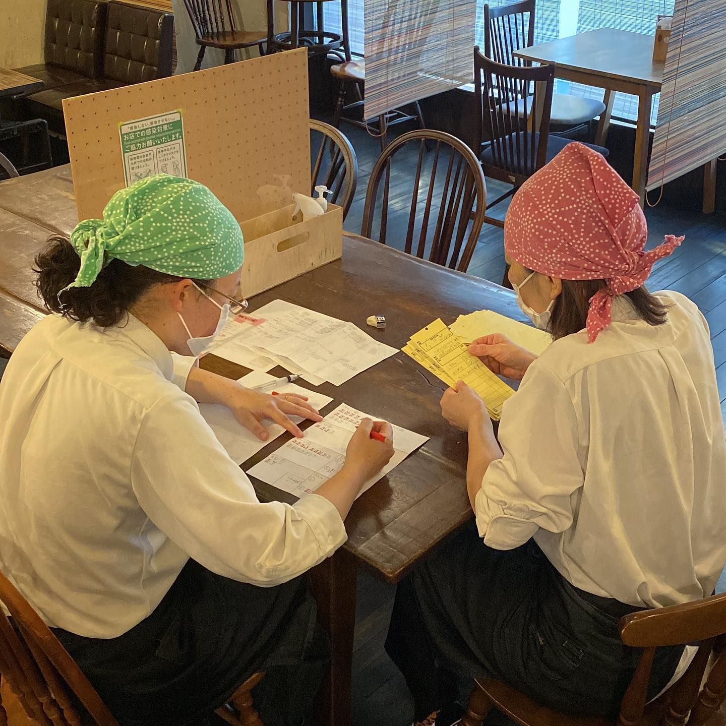 さてと本日当店店内ご飲食は最終営業日！と、しかし午後はスタッフウメさんにいのっちと二人で明日のお持ち帰りは「年越しごちそうちょこもり」の集計に余念なく…いや、3回目の今年は…さすがに前に比べりゃ帰省したりご旅行のかたもおおいのでは？と思いきや、まさか？のご注文記録更新で、いや、こりゃマジ震えるね（笑）！ありがとうございます！（お）