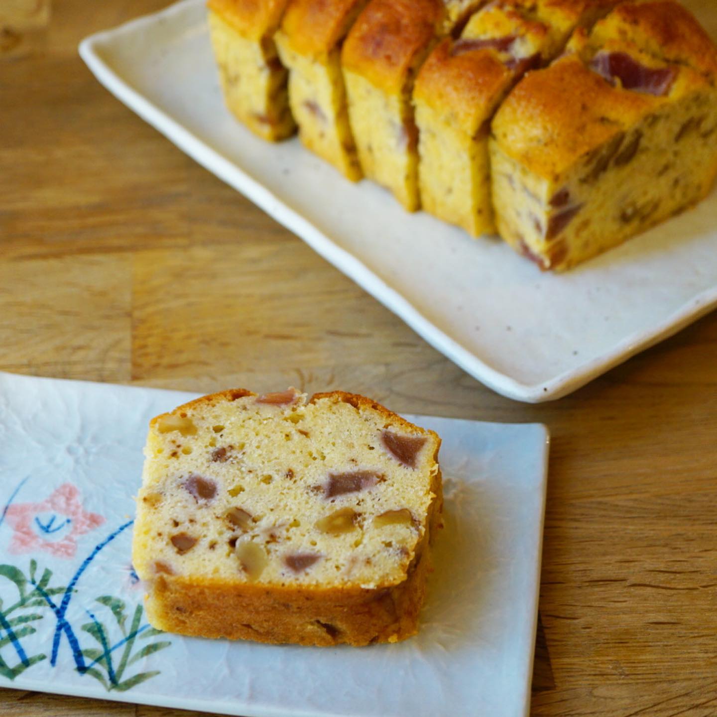 はい、デザートも少しずつ切り替わっております。写真はないけど、はちみつレモンのレアチーズケーキもありますよ！　パウンドケーキは「リンゴの赤ワイン煮とクルミ」です。リンゴって赤ワインで煮るとサングリアみたいな感じで良いですね。そしてついに作ってみました「ショートブレッド」！これは先生からの伝授ではなく、「こいけ菓子店ものがたり」のレシピを見ながら作りましたよ。ショートブレッドは白く焼き上げるものだと分かってなかったので、ついつい焼き色がつくまで焼いてしまったのでサックサクの香ばしいショートブレッドになりました。これはこれで美味しいと思う！
抹茶のキッフェルンとキャロットケーキもそろそろ切り替わりますので、まだの方はお早めにお願いします（麻）