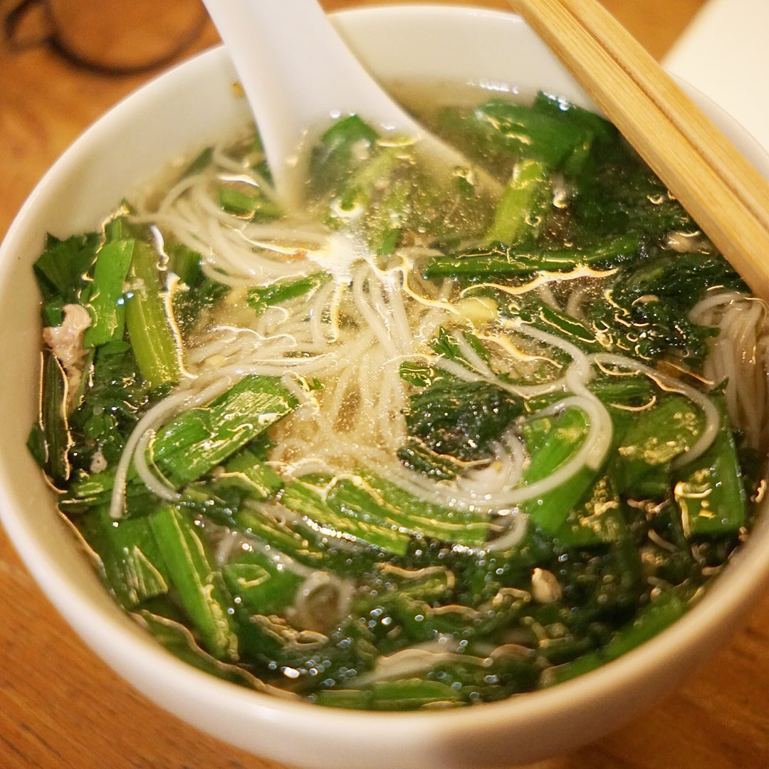 まずまず忙しかったね12月は木曜日の夜…いや、今夜スタートのメニューは「ポッサム（韓国風ゆで豚）」のゆで汁を使って閉店後は店長ミヤザキ、ちゃちゃっと作ってくれた賄いはにゅうめん！具はニラと春菊だけだけどナンプラーでエスニック風味！いや、なんだかんだで絶妙にうまい！（笑）すっかりたべ終わって、さてと片付け仕事がんばりますか！（お）