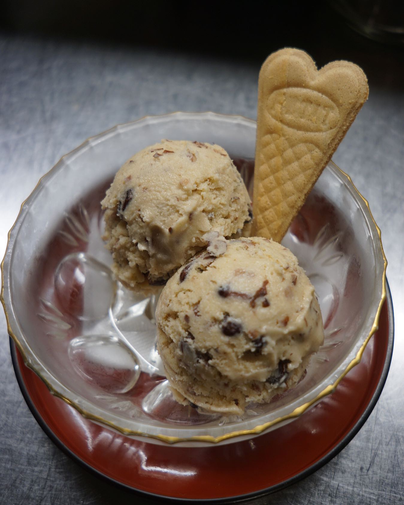 小豆みるくアイスクリーム、今年もお出ししてます。より理想を追求してリニューアル。粒が残るくらいの塩梅で茹でた小豆をミルクアイスのベースが練り上がったところに混ぜ込んで。こっくり柔らかな自家製アイスクリームと小豆の粒感を味わってくださいね〜（ぬ）