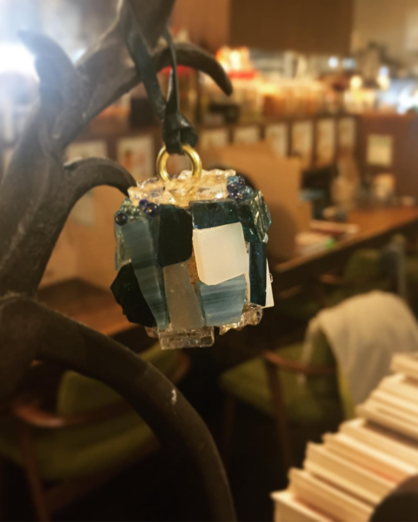 リトスタで開けたワインのコルクを、お客様が素敵に仕上げてプレゼントしてくださいました。
光が当たるとさらに綺麗です。自動でクルクルさせて光を当てたいようです。
Sさん、リトスタのクリスマス飾りに仲間入りさせました！ありがとうございます。
いよいよクリスマスですね。
みなさん楽しいクリスマスを。（ウメ）