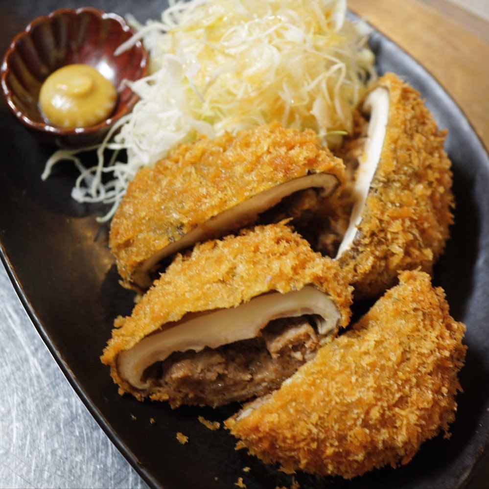 ランチでも大人気でした！「椎茸の肉詰めフライ」を、夜もお出ししますよー。ちなみに明日のランチもやりますよ！
この椎茸、オーナーokayanのお母さんが育てて送ってきてくれたもの。実はお母さんは多彩な人で色々会社を経営してたりするのですが、椎茸農家もやっているんですよ！
プリプリ肉厚の椎茸とリトスタのハンバーグでお馴染みの挽き肉種の最強タッグ！ぜひ楽しんでいただきたいです（麻）