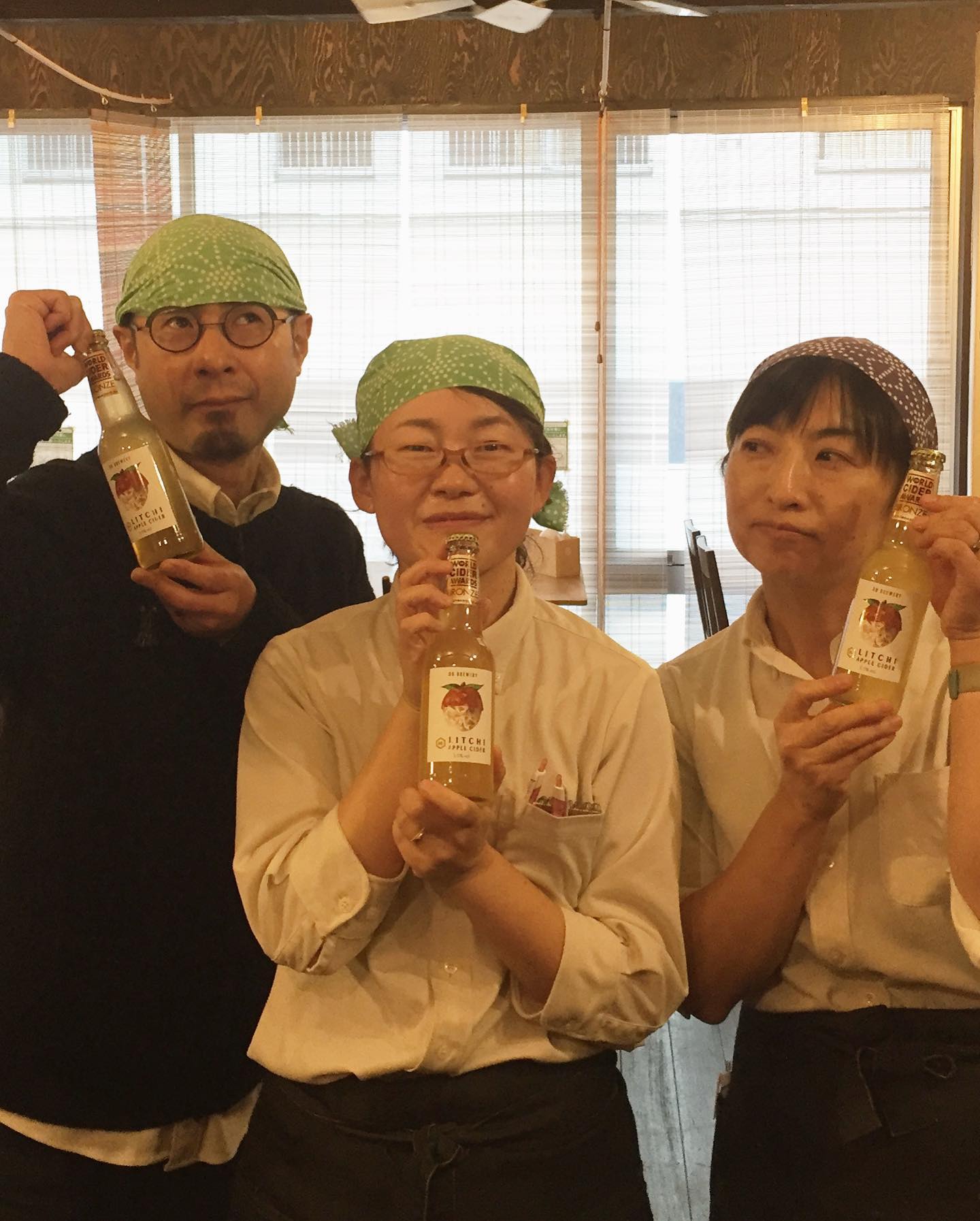 お客様から珍しいドリンクいただきました。ライチのビールです！すごく珍しい！お席に着席してご注文と共に「これ、良かったら。いつとありがとう」とおっしゃってプレゼントしてくださいました。
もう！こちらこそです。
最初にお話したのが「ミント緑茶でスーッとして心が落ち着きました」と言ってくださったのが嬉しくて。最近は二言三言の少しの会話が楽しい時間です。
また来週もお待ちしてますね。（ウメ）