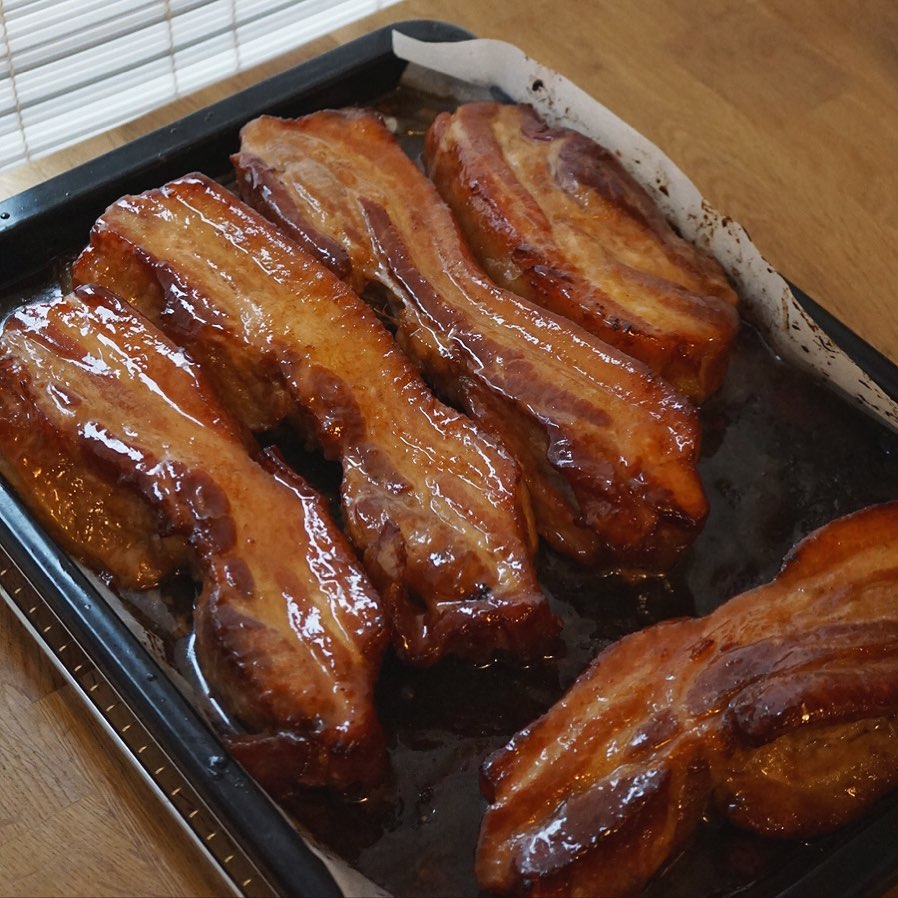 からし焼き豚、焼けてますよー。醤油と甜麺醤と砂糖ベースの漬けだれに1日漬け込んで、オーブンでじっくり焼き上げました。仕上げにもやしのナムルを添えて、からし白みそたれをかけていただきます。ビールにも日本酒にも焼酎にも合います！ワインだって良いでしょ！（麻）