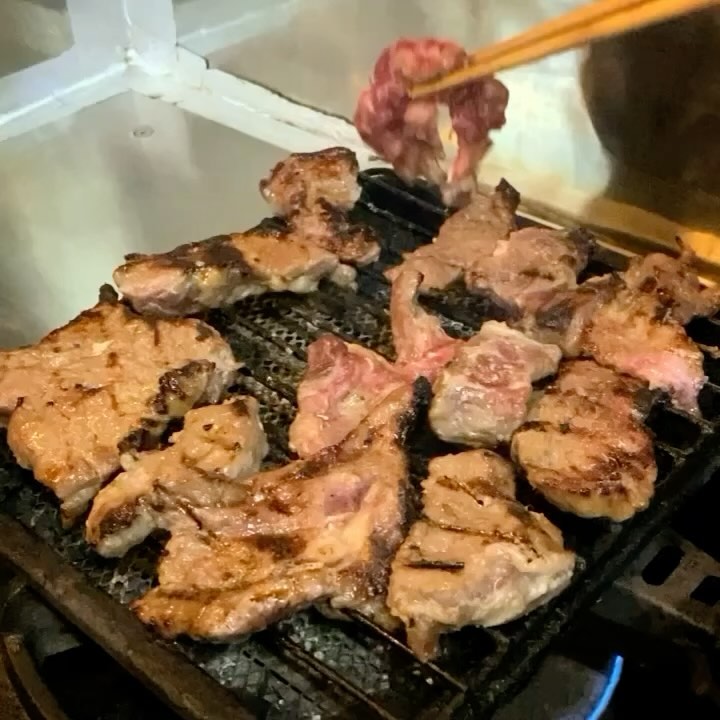 さて当店今年最後の営業日はご予約限定！3回目の「年越しごちそうちょこもり」！…メインの黒毛和牛の塩麹漬けが焼かれているだけの動画を〜！（笑）（お）