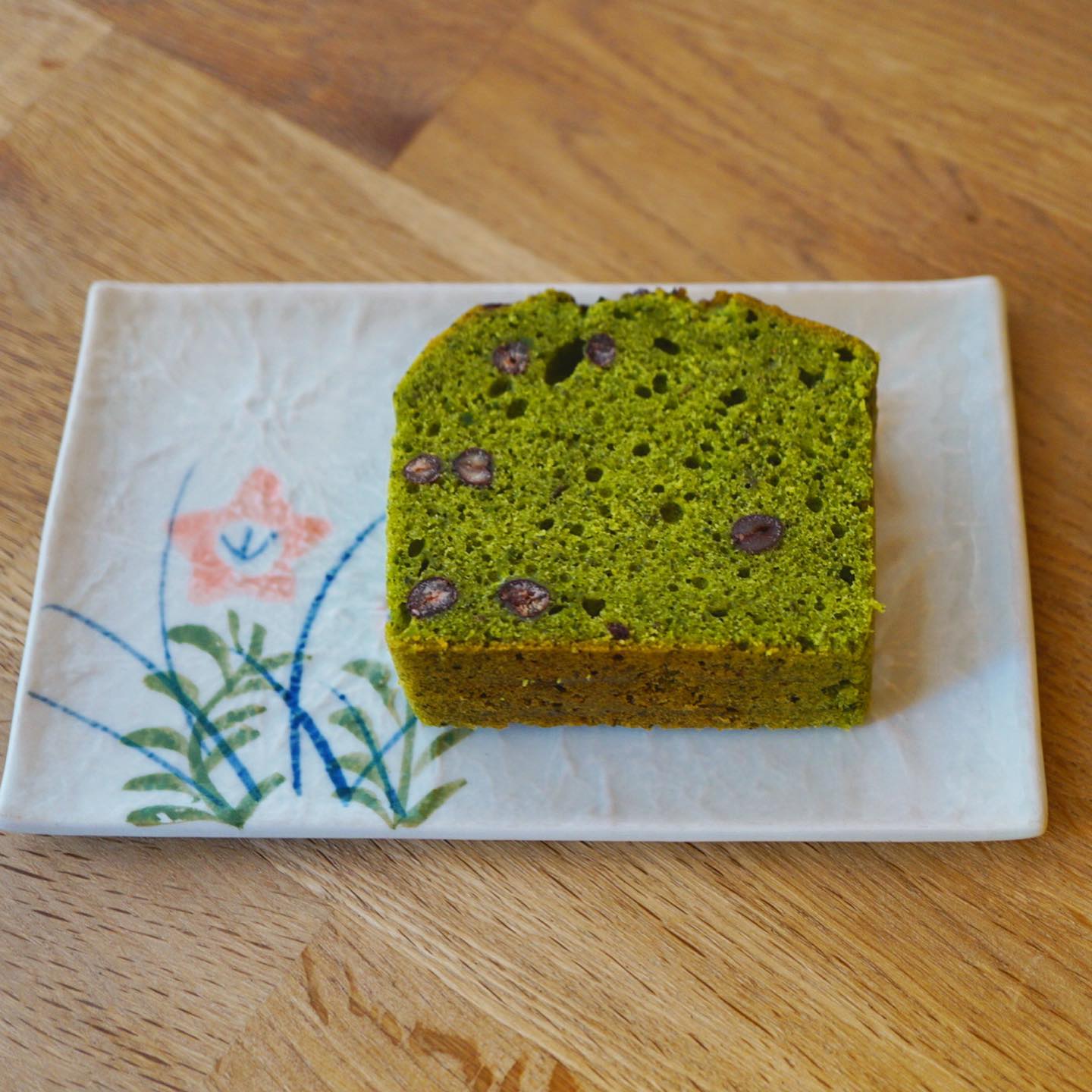 クリスマス直前、今週はデザートが切り替わっております♪ パウンドケーキは「抹茶とあずき」です。小豆を形が残るくらいに店長ミヤザキが炊きました（小豆のアイスクリームにも使ってますよ）。抹茶にさらに美味しい煎茶を粉にして加え、しっかりお茶の味が楽しめるパウンドケーキです。
もうひとつは「りんごとサワークリームの小さなケーキ」です。リンゴの赤ワインコンポートとジャム、さらにサワークリームを焼き込んだリッチな風味の生地のケーキを、小さめに切り分けました。食後でも食べられるくらいの大きさです。
レアチーズケーキもそろそろ終わります、コーヒークッキーとショートブレッドもありますよー。（麻）