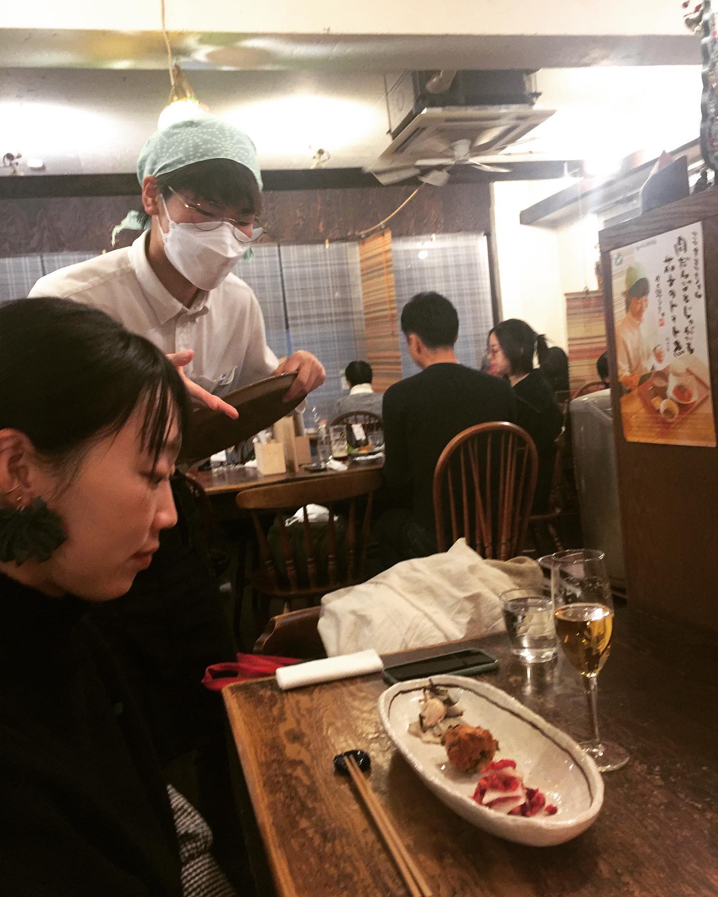 前菜三種ちょこもりです。
大学生スタッフヤス君がそれぞれ説明してくれてます。