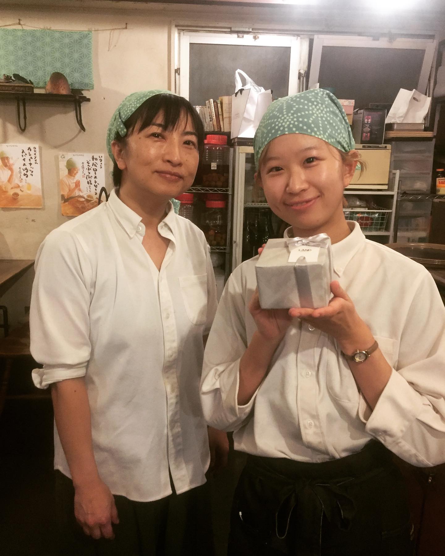 学生さんスタッフのデイシーです！7月にスタッフに加わってくれたのでスタッフ紹介のポスターにいないんですが、週末夜入ってくれてます。
そんなデイシー、本日19歳になりました！誕生日にリトスタで働くデイシー、いいと思います。10代最後の1年楽しい1年を。（ウメ）