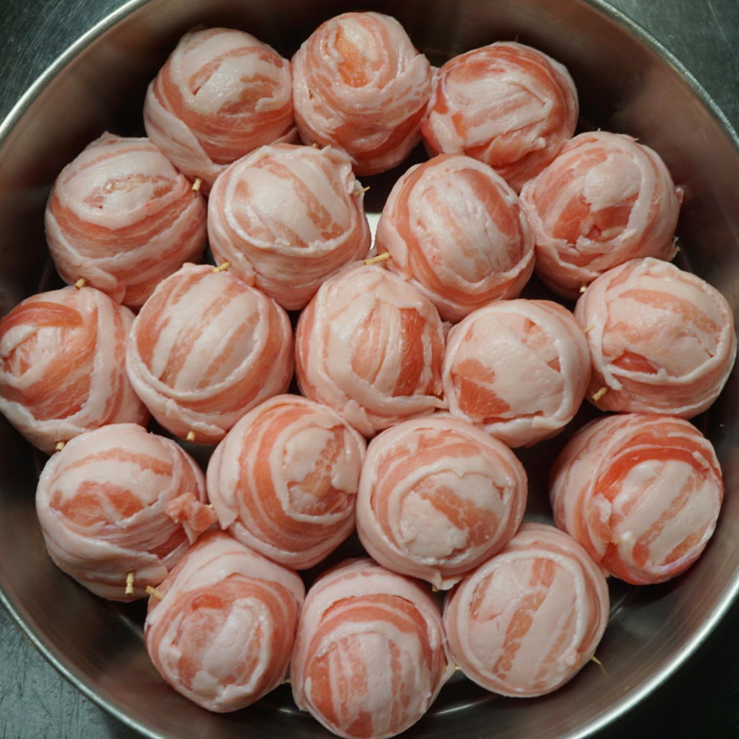 私、いのっち。
最近の仕込みのお手伝いで豚巻玉子の甘辛煮をたくさん巻いております。鍋に並べた豚巻玉子。これだけで料理上手になった気分。
今回も美味しく出来ております（い)