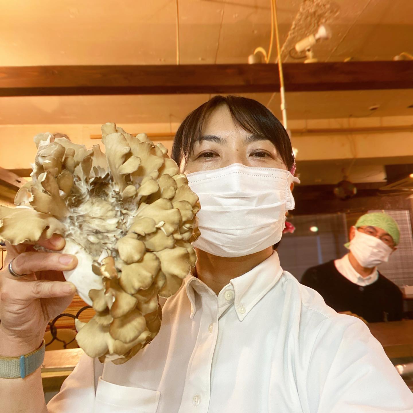 あけましておめでとうございます〜って、なんですか？この絵は。実は今日の朝大家さんである目利きの八百屋ヒロヤショップさんへ買い物に行きましたら、「これ使わない？松茸より美味しいよー、これは旨いよーっ」と大プッシュされました、舞茸です！　大家さんが薦めるものに間違いはないので、即買いしまして…見てくださいこの大きさ、そして肉厚！　せっかくなので本日は菜の花と天ぷらにしてお出ししました、明日のランチで蓮根ときのこの豚肉巻き揚げとして登場しますよー。そんな愉快な？リトスタを今年もよろしくお願いします！（麻）