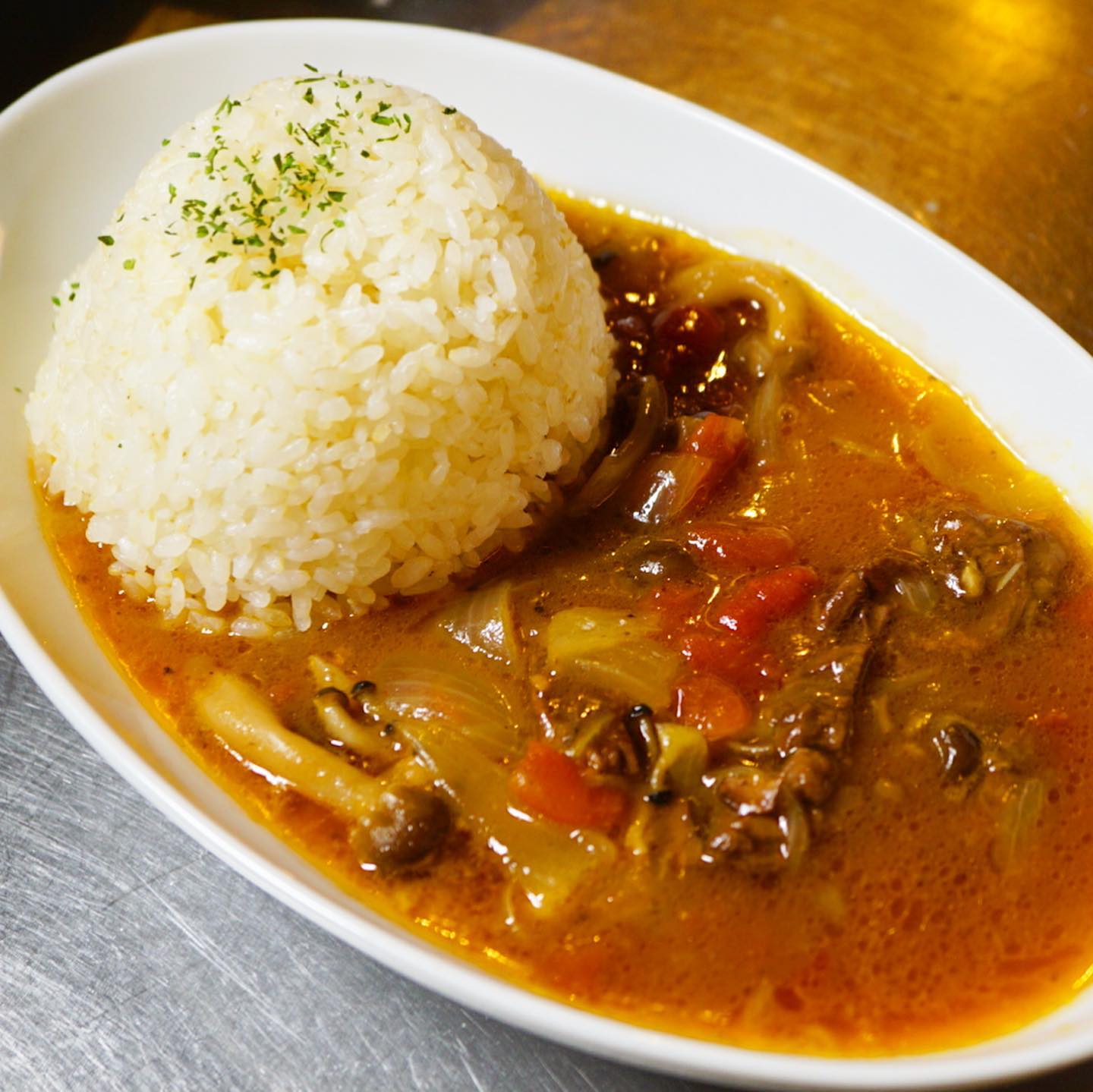 さて、今週もゆるりと始まっておりますリトスタ夜の部、ごはんものは「ごろっと牛肉とトマトのハヤシライス」です。地味だけど確実にハヤシライスが好き！っていうお客様いらっしゃいますね。じっくり煮込んだ牛肩ロースとすじ肉をゴロゴロ入れた、トマトベースのハヤシライス。飴色になるまで炒めた玉ねぎで作ったブラウンソースが美味しさの決め手！
もひとつ地味だけど店長ミヤザキ好物は「エビとかぶのスパイス蒸し」ニンニクとスパイスを使ってエビの風味を野菜に移す手法はモロッコ料理から。ワインもビールも良いですね。さて、1月は暇ジンクスをぶっ飛ばしていきたいです！（麻）