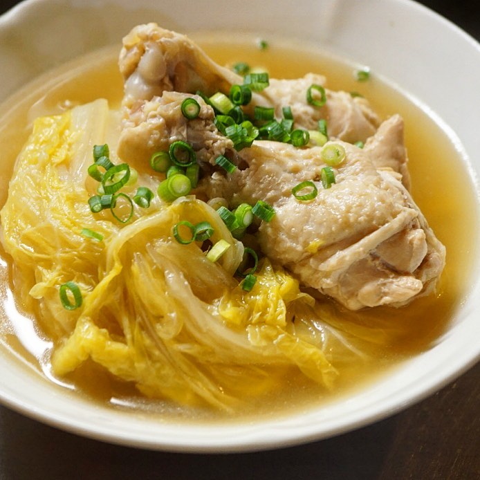 さて先週は動画もあがりましたねと、えぇ、やさしい煮ものは「白菜と鳥手羽元のくたくた煮」！いや、とにかく旬の白菜はくったく谷なるまで煮て…そのみずみずしい甘味と旨味、鶏手羽元の出汁がしっかり効いて、それだけでもうあったか冬のごちそうですよ！もちろんワタクシも大好きっ！（笑）（お）