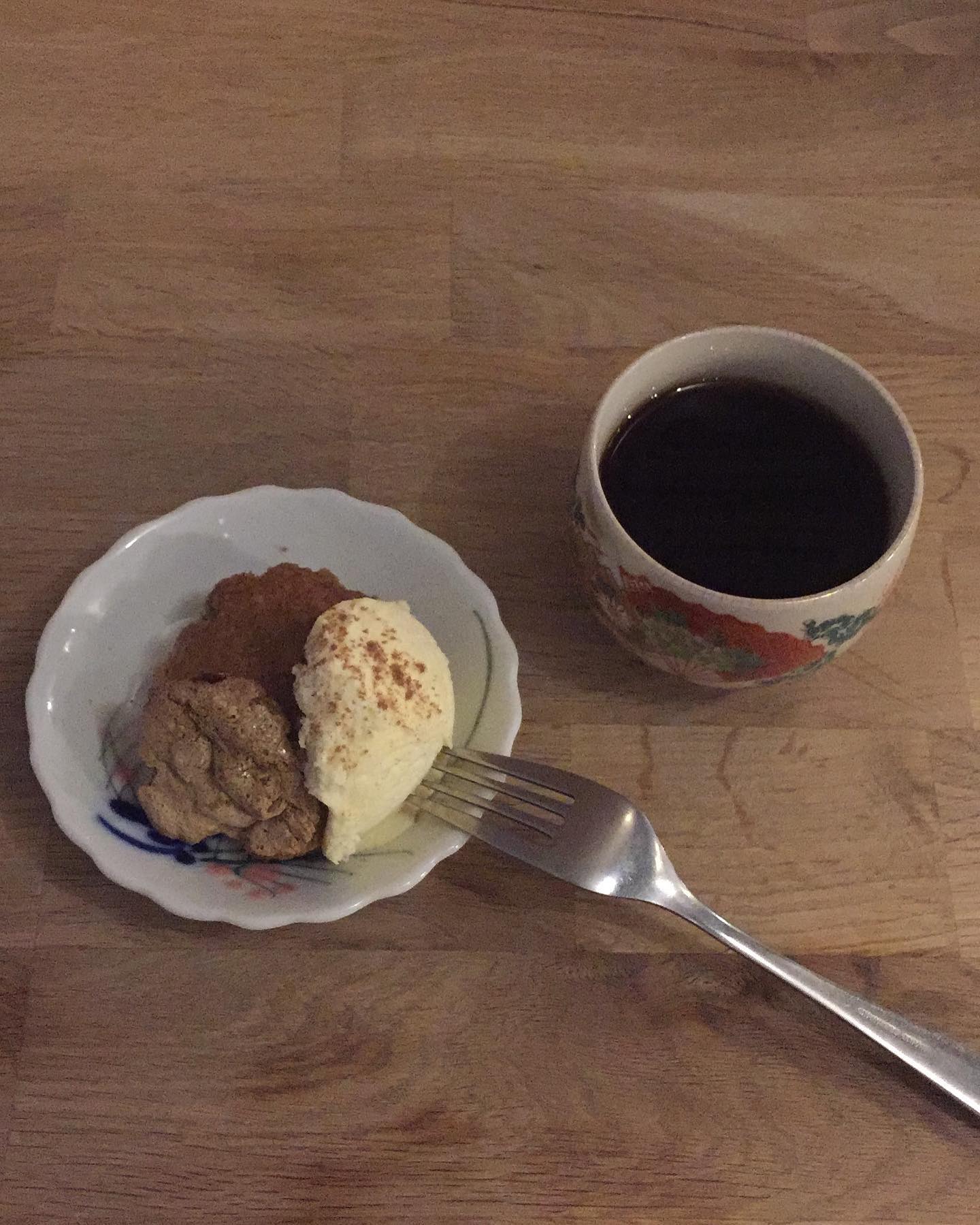 アイスクリームを作るとたくさんの卵白が生まれるのですよ。店長にその卵白を託しまして、お菓子の試作中…ちゃっかりおこぼれにあずかってます。アイスも添えて志も高めのまかないおやつの出来上がり〜（ぬ）

# #リトスタおやつ通信