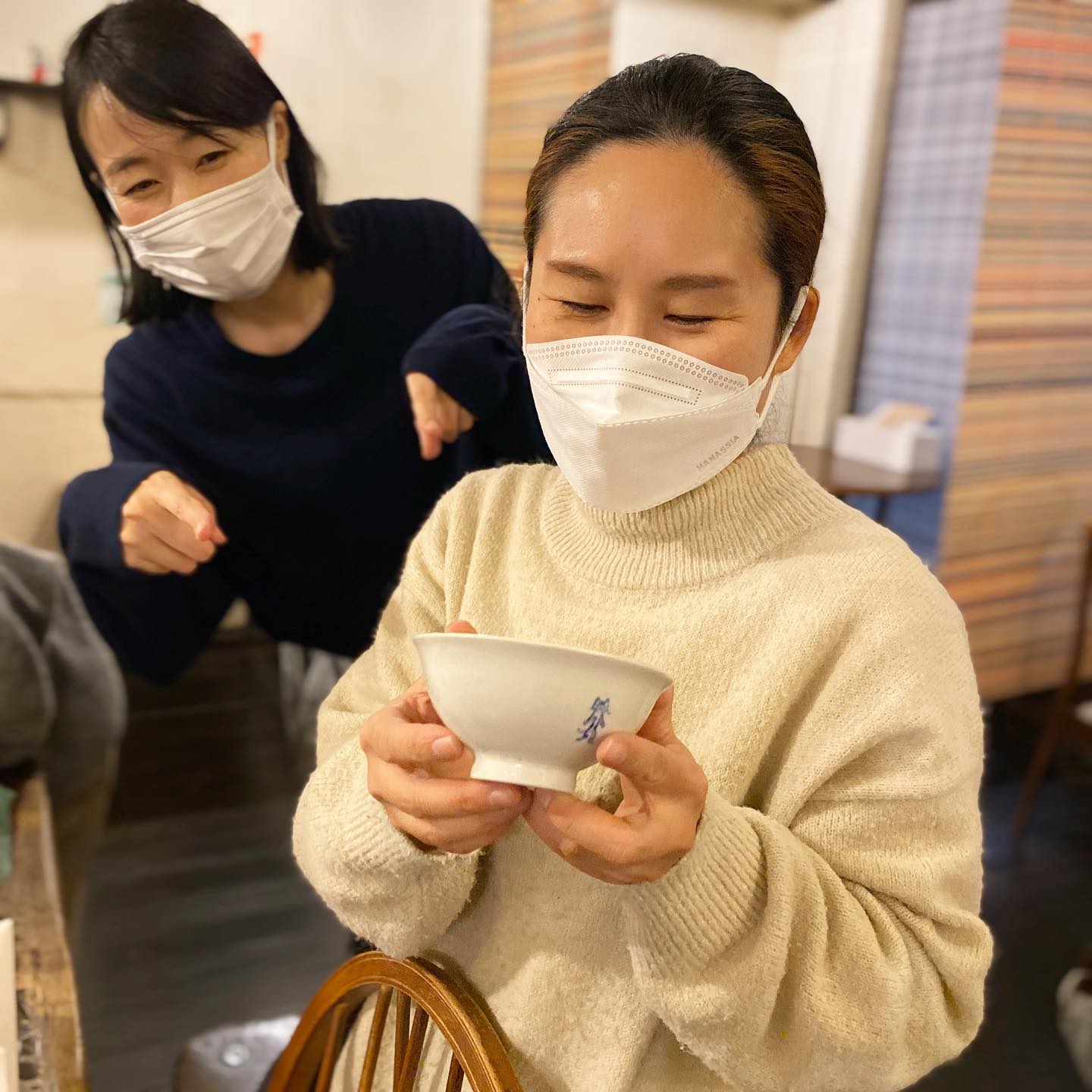 昨日はアップできませんでしたが、1月18日はホールスタッフ・シンコさんの誕生日でした！ワタクシ店長ミヤザキとokayanからはあったか手袋、ぬまっちからは「日曜日ランチの後の私たち」みたいな脱力猫の絵のお茶碗、なべさんからは素敵なお芋のお菓子、ミナミからは筑波山の上で見つけた可愛い手ぬぐい、いのっちからは珈琲やさんの券、などなど、あの手この手でお祝いいたしました！　そろそろシンコさんがリトスタに来て1年。すっかりリトスタに溶け込んで、いつも愉快なシンコさん、お誕生日おめでとう！（麻）