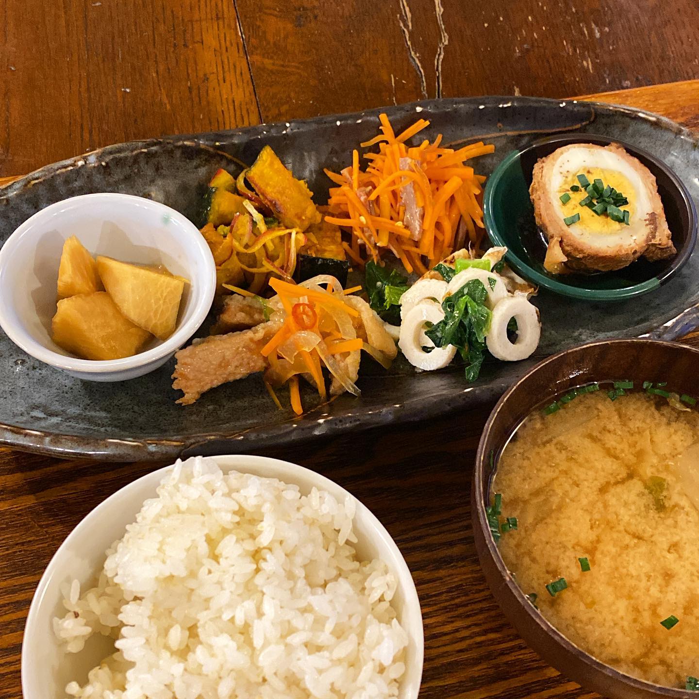 本日夜から、リトスタ新年営業始まります〜！　昨日も午後から仕込みして、今日も朝から仕込みして、ようやく今日の夜の仕込みが終わりつつあります…賄いは栄養バランス整えるちょこもりで！　これぞリトスタ！っていう惣菜たちと、年越しちょこもりにも入れた大根の柚子醤油漬け、いかにんじんなどもございます。ご飯ものは白身魚とカリフラワーのカレーで行きますよ！（麻）