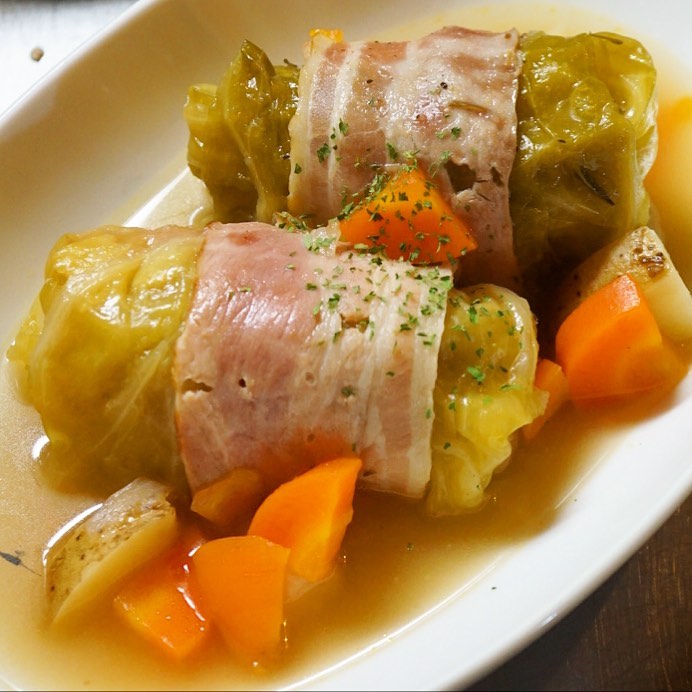 さてさて今週もほんのり洋食よりのメニューラインナップですかね？と昨夜から登場はみんな大好き！「ロールキャベツ」！いや、店長ミヤザキ曰く「ちょっと大きすぎたかな？（笑）」と、ボリュームも満点！しっかり旨味の挽肉あんはキャベツが甘くやさしく包みますよーと、もちろんワタクシも子供の頃から大好物！みなさんもぜひぜひ〜！（お）