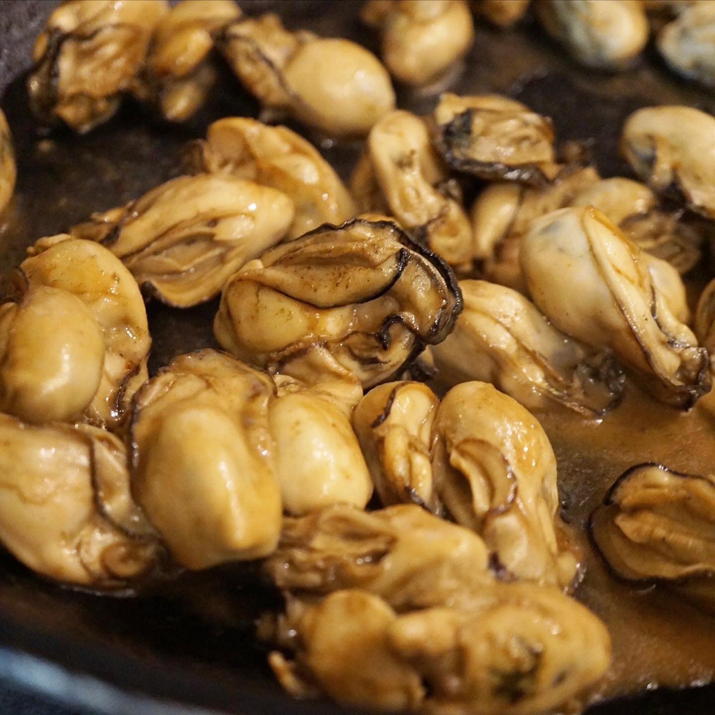 さてと昨日午後はキッチン仕込み中はなにやらいい匂いがして行ってみますと、中華鍋にわらわらと焼けております冬の味覚は牡蠣！ああ、とんでもなくいい匂いはこのままシンプルにおしょう油でたべたいところですけど（笑）、いやいやワタクシ知ってますよ、このあとオリーブオイルに漬けられてさらにおいしくなることを…今夜もちらりとお惣菜にメニューイン！お見逃しなく〜♪（お）