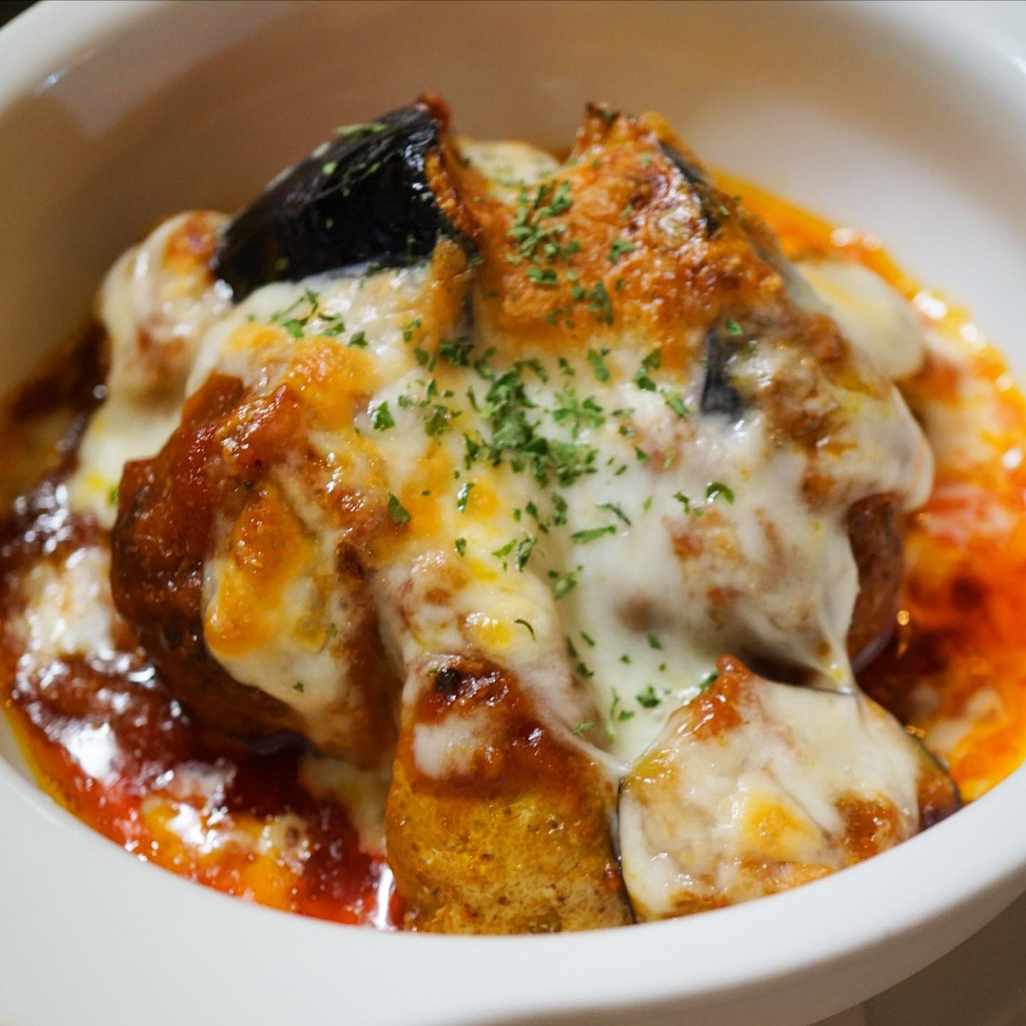 さてと来週はバレンタイン！も当日は当店定休日と（苦笑）…ま、それでも今週は徐々に洋食よりのメニュー展開になりそうですよ！
まずは先週末から引き続き「肉だんごのトマト煮込み・チーズ焼き」！まろやかな酸味のトマトソースが旨い！チーズで焼いてさらにおいしい！肉だんごに茄子にじゃがいも三つ巴でお召し上がりっ！（笑）
さらに旨味満点は「里芋とベーコンのバルサミコ炒め」！いや、和風？の野菜は里芋も洋風になればこれがなにげにワインにピッタリの一品ですよ！と…ワタクシも大好であります、ハイ（笑）（お）