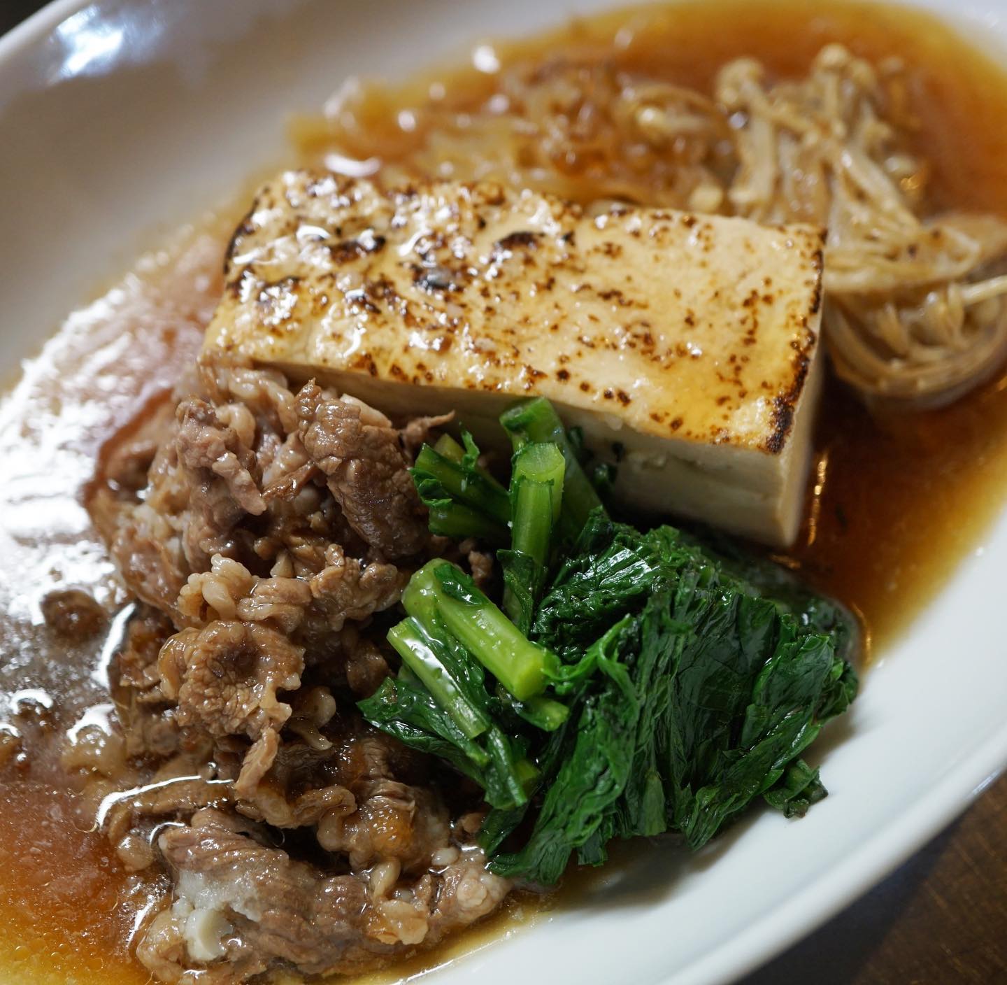 さて、恵方巻きイベントな今週、それ以外のメニューはというと…はい、きましたよ！「すき焼き風肉豆腐」です。柔らかな牛肩ロースのスライスの旨味、その旨味を煮含めた豆腐と白滝（茂木商店さんの！）に、さっと茹でた春菊を煮浸して。すき焼きみたいだけどあくまで肉豆富。モリモリ食べていただきたい一品です。