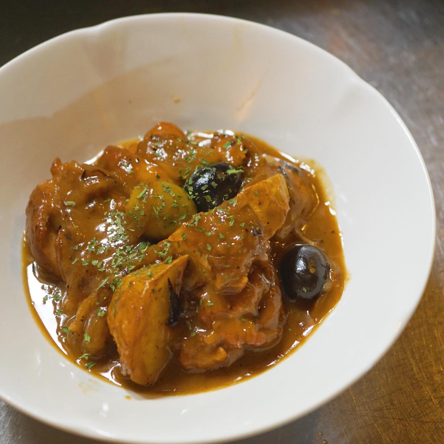 あれあれー？なんだか今夜はまだ暇ですよ。お持ち帰りはバタバタとしてますが。
というわけで、今週は洋食よりメニューを中心に、ひとつめは「カチャトーラ」イタリア風「猟師風」を意味する、鶏肉のワインビネガーで煮込みです。ワインもワインビネガーもたっぷり贅沢に使って、炒め玉ねぎの甘みと合わせてこっくりと煮込んでおります。もうひとつは新じゃがと鶏レバーのバルサミコ炒め、こちらも酸っぱさと旨味のベストバランス！バルサミコ炒めは色々とお出ししておりますが、店長ミヤザキはこれが一番好き。
ワイン片手に、、もちろん白飯片手にでも、美味しくいただいちゃってくださいね！（麻）