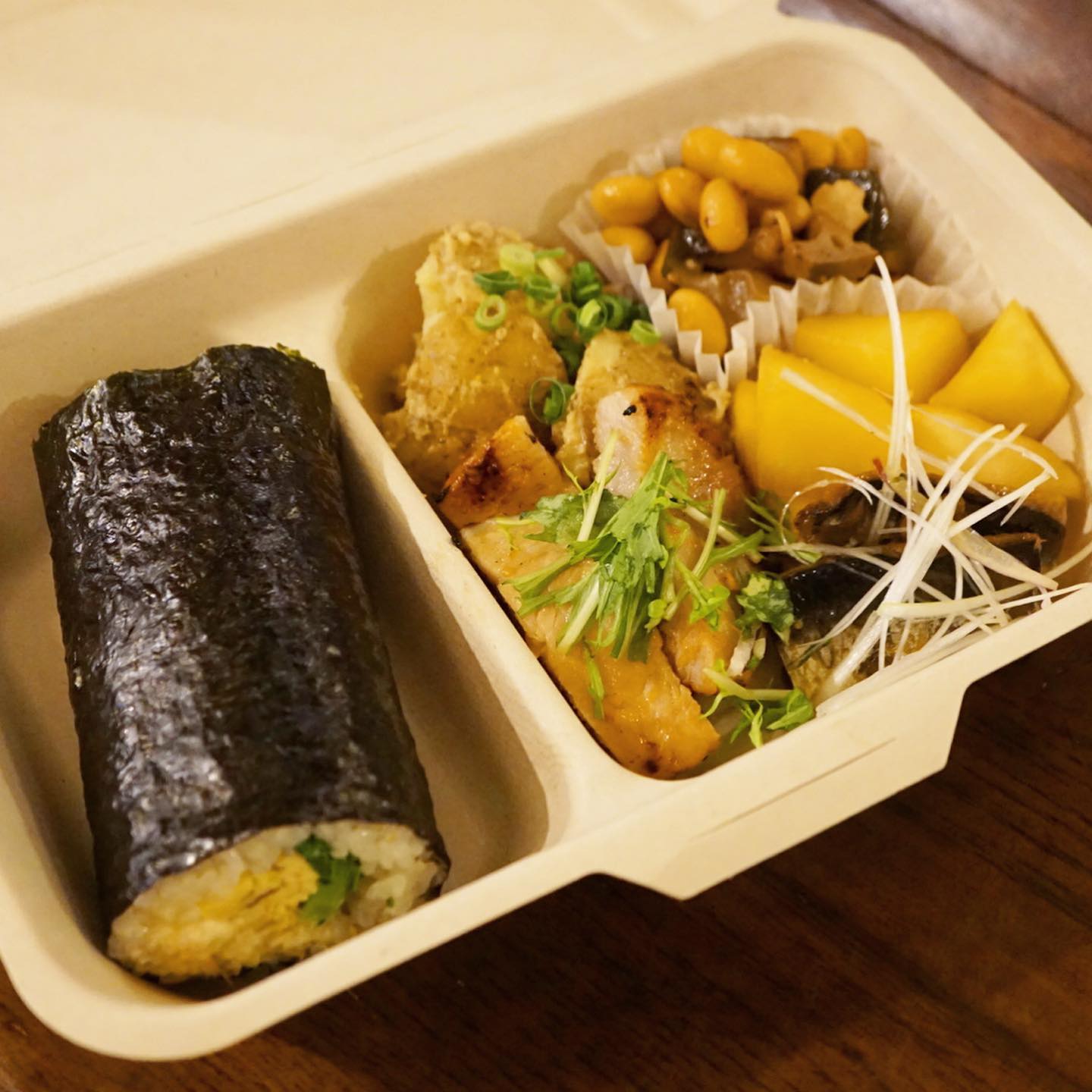 先週は恵方巻きありがとうございました！　こんな感じでお持ち帰りもやらせていただきました〜。巻くのは大変だけど楽しんでおります。また来年もよろしくお願いします！（麻）