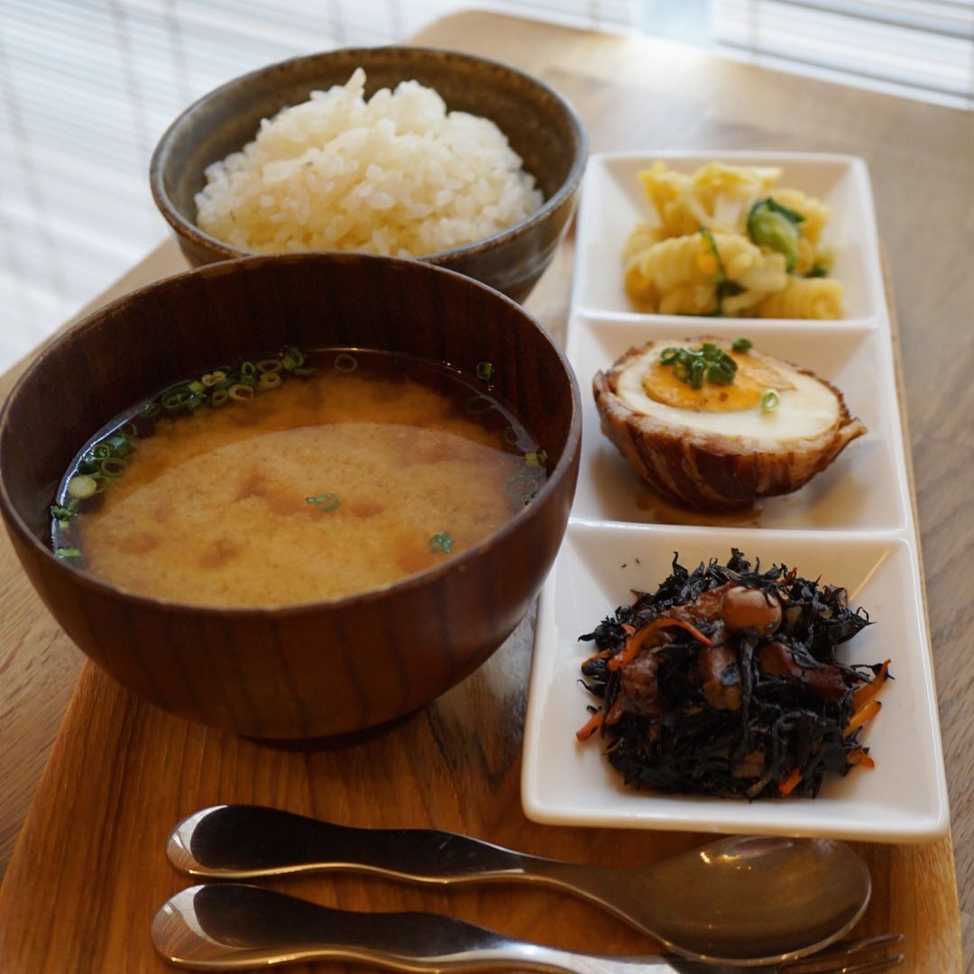 お子さまセット、始めました。
なぜ今までなかったの？というようなリトスタらしい「お惣菜3品＋ご飯とお味噌汁」のセットを、お子さまセットとしてご用意することとなりました。お惣菜は基本的にひじきの煮物、豚肉巻きたまごの甘辛煮、マカロニサラダとなっておりますが、リクエスト伺います！
数年前にカレーのスパイスの仕入れ先が変わってから、少し辛くなりましたリトスタのカレー、お子様にはどんなに牛乳でマイルドにしてもからすぎるようで、食べられないお子様が続出。これはどうにかしなくてはという課題がありました。そしてママさんであるスタッフのシンコさんからのリクエストとアドバイスもありまして、このようなメニューでお出しすることとなった次第であります。お好みで単品のトリカラなど足して、お子様の食欲に合わせてご活用くださいね！（麻）