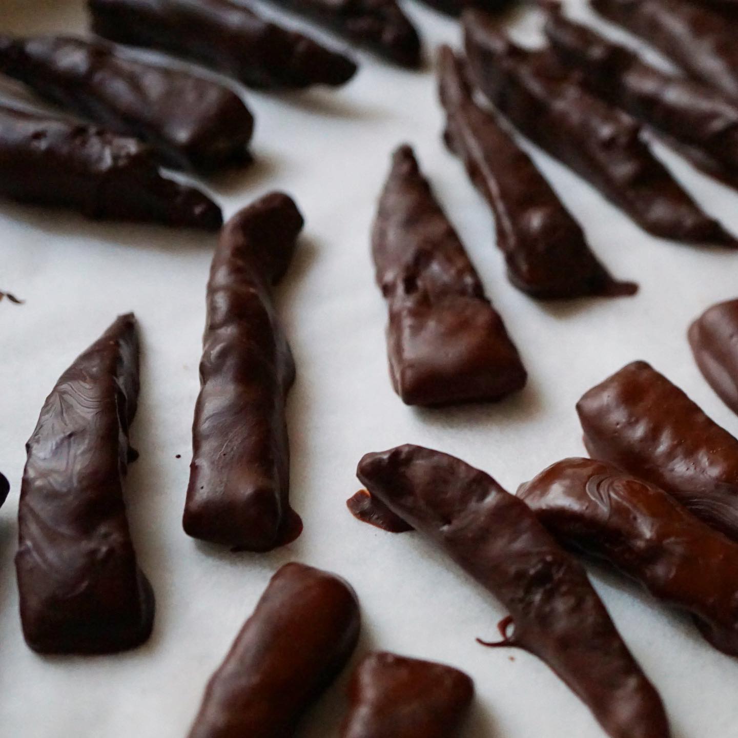 定番となりました休日出勤のスイーツ作り! 新しいことに挑戦してみましたよ、文旦ピールのオランジェットを作ってみました。柑橘とチョコレートはワタシの大好きな組み合わせ。無農薬の文旦を自家製ピールにして、カカオ分65％の上質なクーベルチュールでオランジェットにしてみました。テンパリングが難しい…見た目はやや不恰好ですが味はよろしくできましたよ。ビスコッティも新作チャイのビスコッティ。くるみたっぷりザクザクです。
フォンダンショコラはあと少しだけ、ワタクシ今日改めて食べてみたところ、これ美味しいですよ、自分で言うのもなんですが！　なくなり次第終了となりますので、ぜひ食べ納めを！（麻）