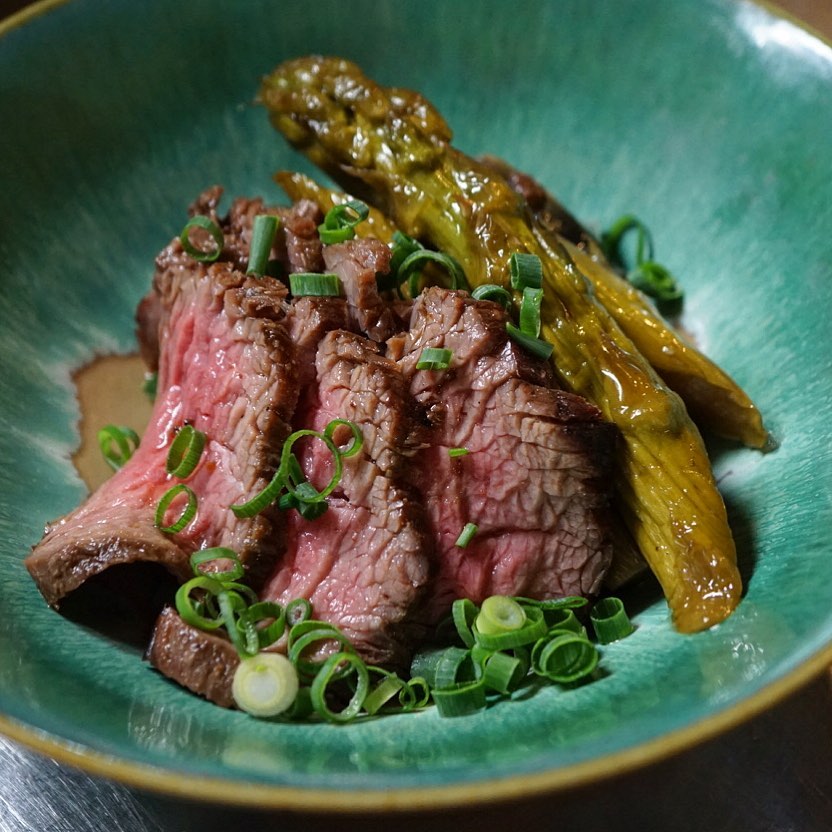 なんといってもしっかり旨味は牛肉のたたきに、さっと揚げして旨みを閉じ込めたアスパラに茄子をおともに加えたら、自家製の柚子たれでさっくりあえた柚香漬け…いや、よく噛んで旨みをしっかり味わってお召し上がりいただきたい一品でございます（お）