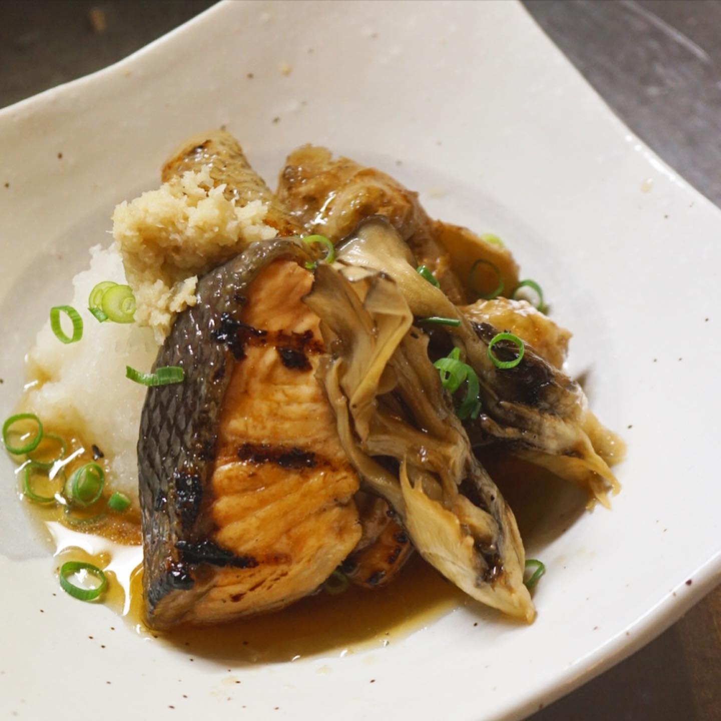 いつものメニューが、少し目新しく？登場しております〜。　まずは鮭の焼きびたし、今回は菊芋と舞茸と合わせました。菊芋はその栄養成分の効果が注目されておりますが、味も風味豊かで美味しいです。店長ミヤザキは、ごぼうと里芋と生姜の間くらいのイメージで料理しています。滋味あふれる焼きびたしです！　揚げ新じゃがと豚肉のこっくり煮は、素揚げした新じゃがの凝縮された旨味と柔らか〜くなるまで煮込んだ豚バラ肉、仕上げに味噌とバターで、さらにコックリした一品です！リトスタ風肉じゃが！ぜひお試しくださいね♪（麻）