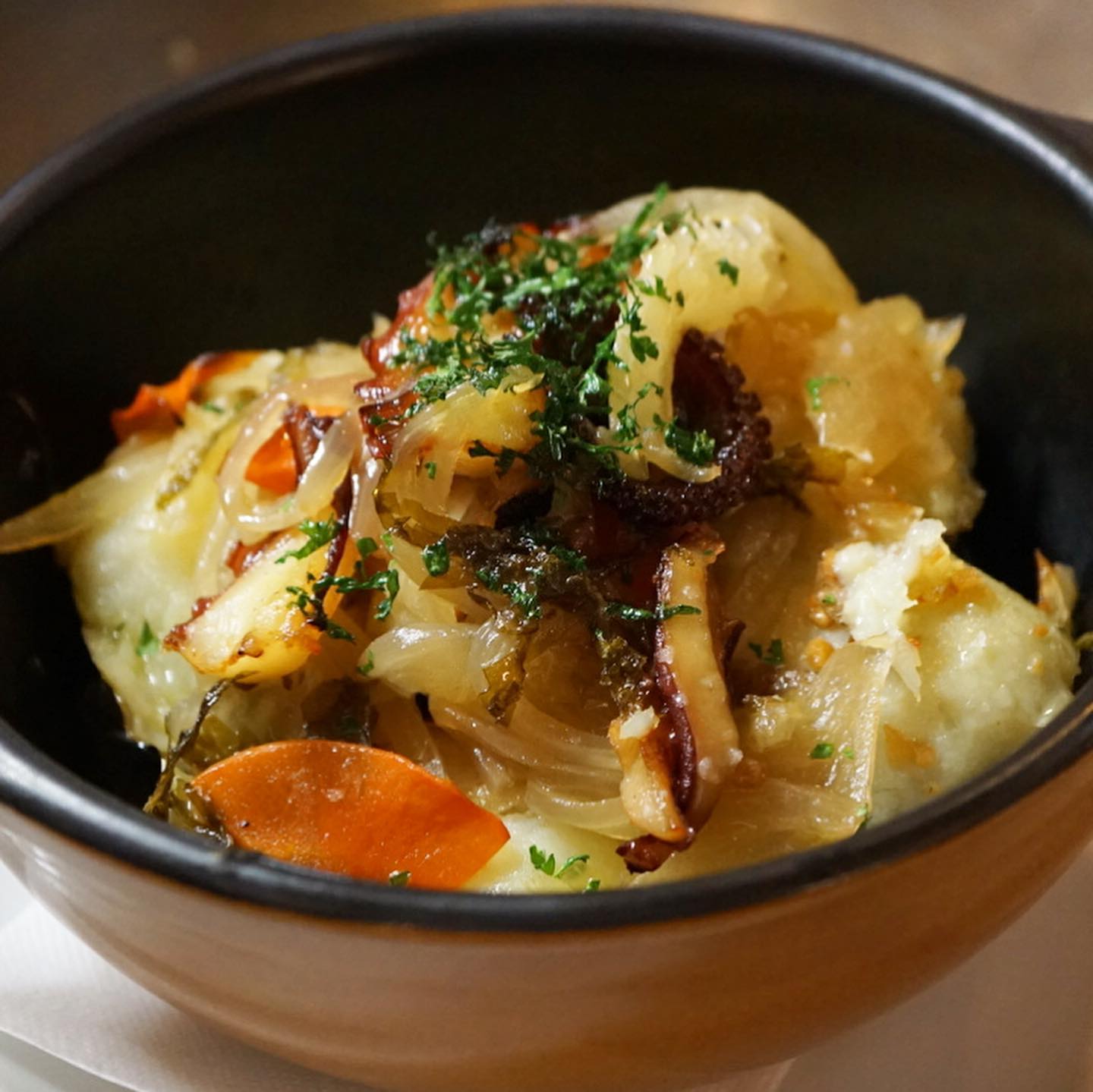 あぁ、もうアレですよ、うちではコレ「あのおいしいやつや！」と呼ばれてまんねん！「タコとじゃがいものオリーブオイル焼き」！（笑）セロリににんにくといっしょにオリーブオイルでグリルしたぷりぷりタコのおいしさ！ほっくり焼いた皮付きのじゃがいもがよくあいます！ビールにワインにうってつけ！（お）